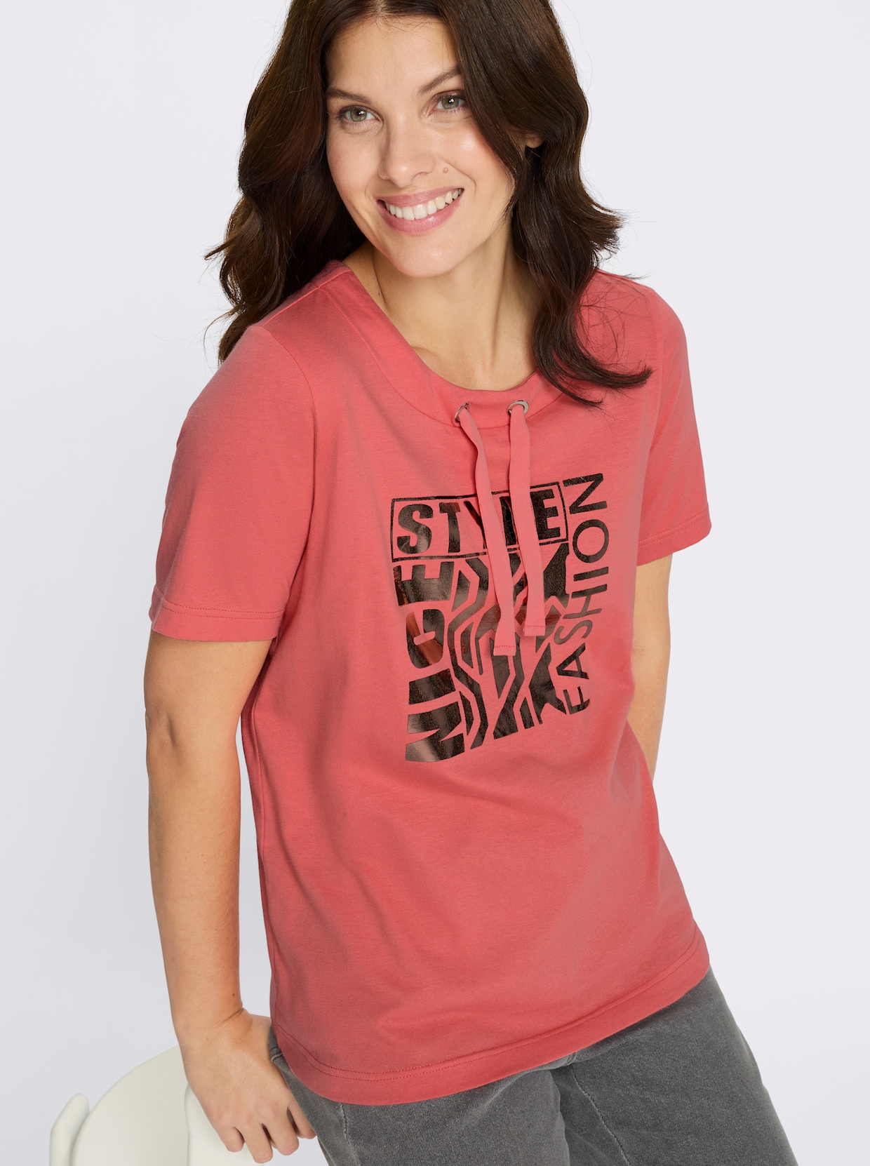 Kurzarmshirt mit glänzendem Druckmuster - koralle