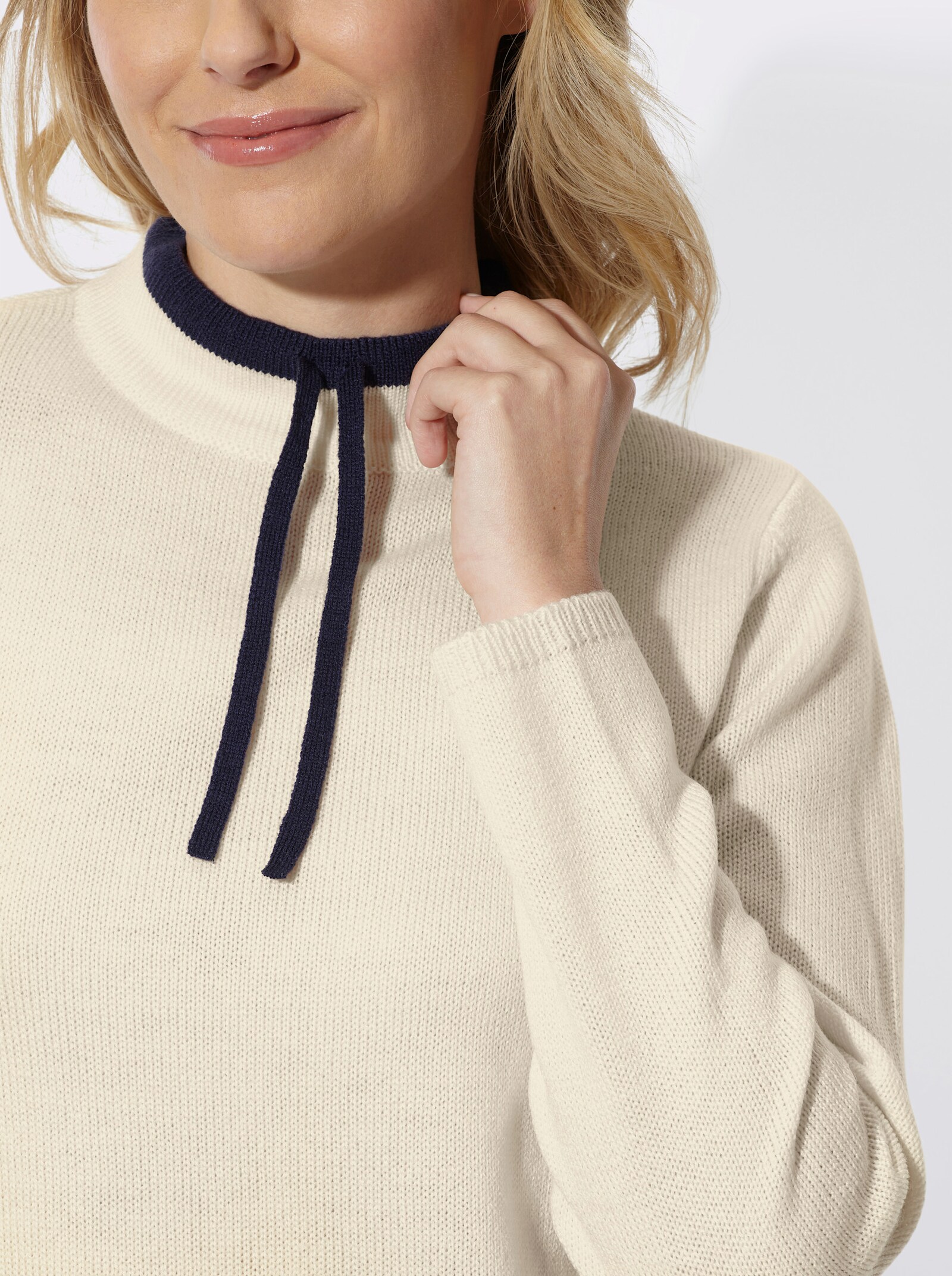 Stehkragenpullover mit Kontrast-Akzenten - champagner-marine