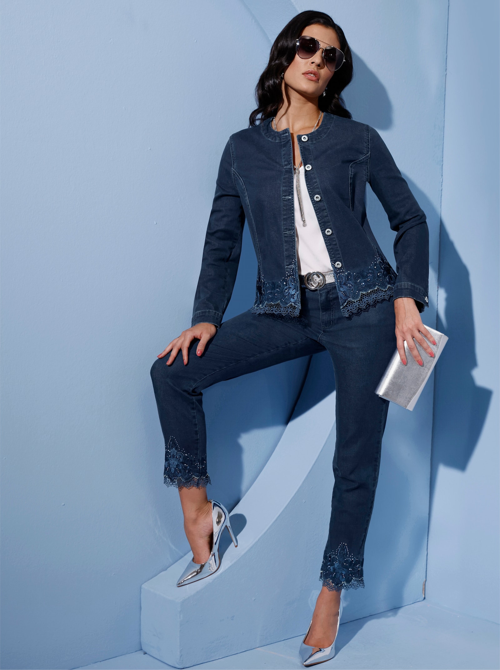 Jeans mit Spitzenabschluss und Glitzersteinchen - blue-stone-washed