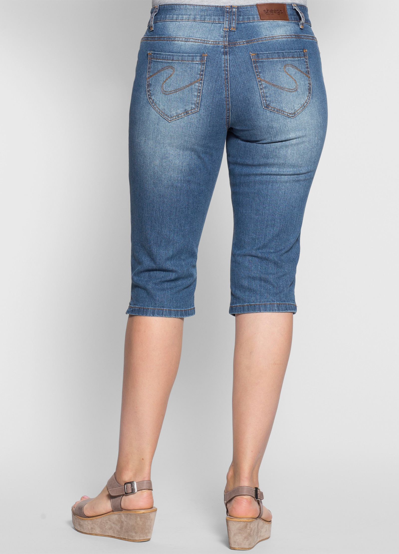 sheego Caprijeans mit Gürtelschlaufen - blue denim