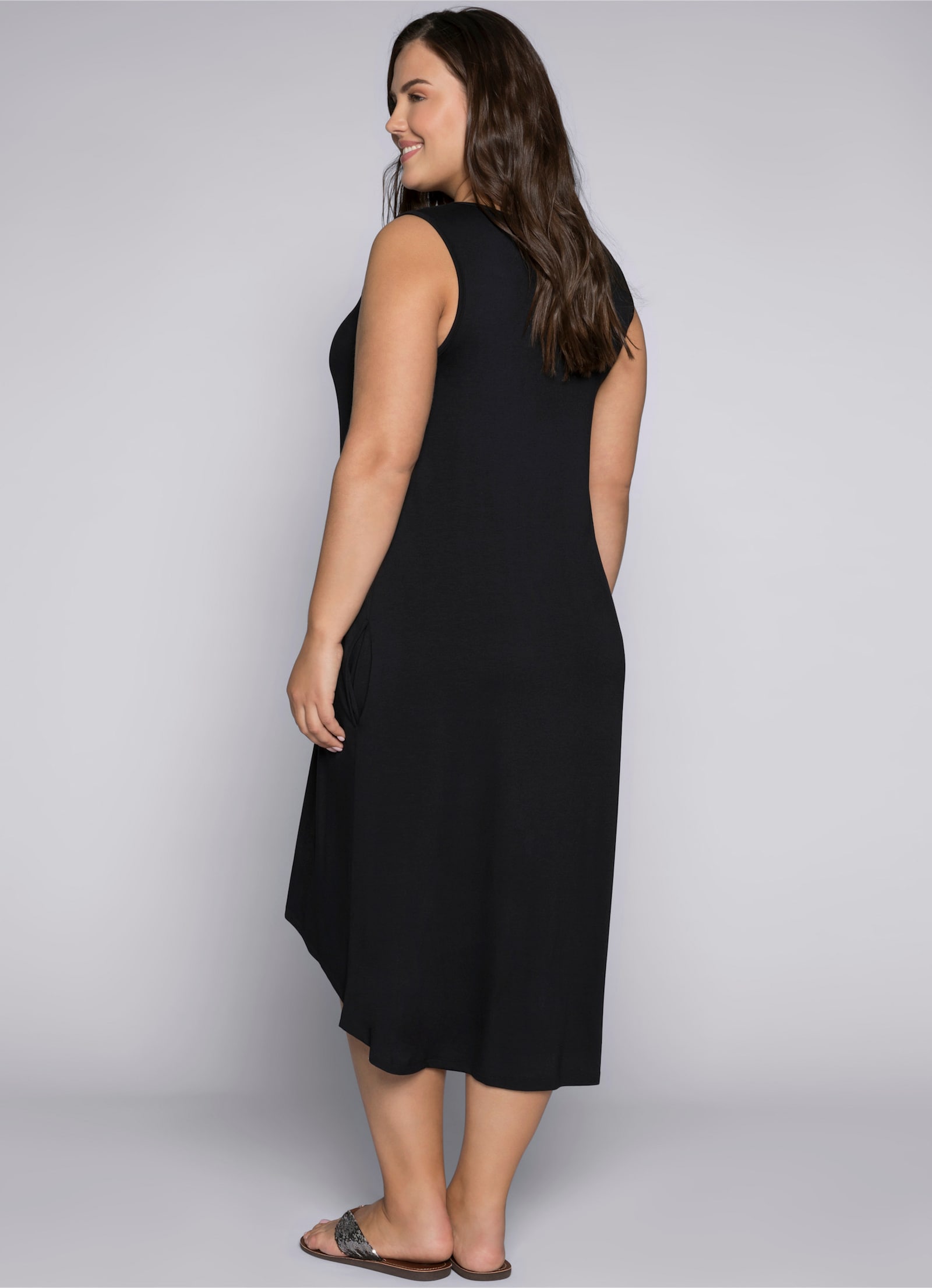 sheego Strandkleid mit Vokuhila-Saum - schwarz