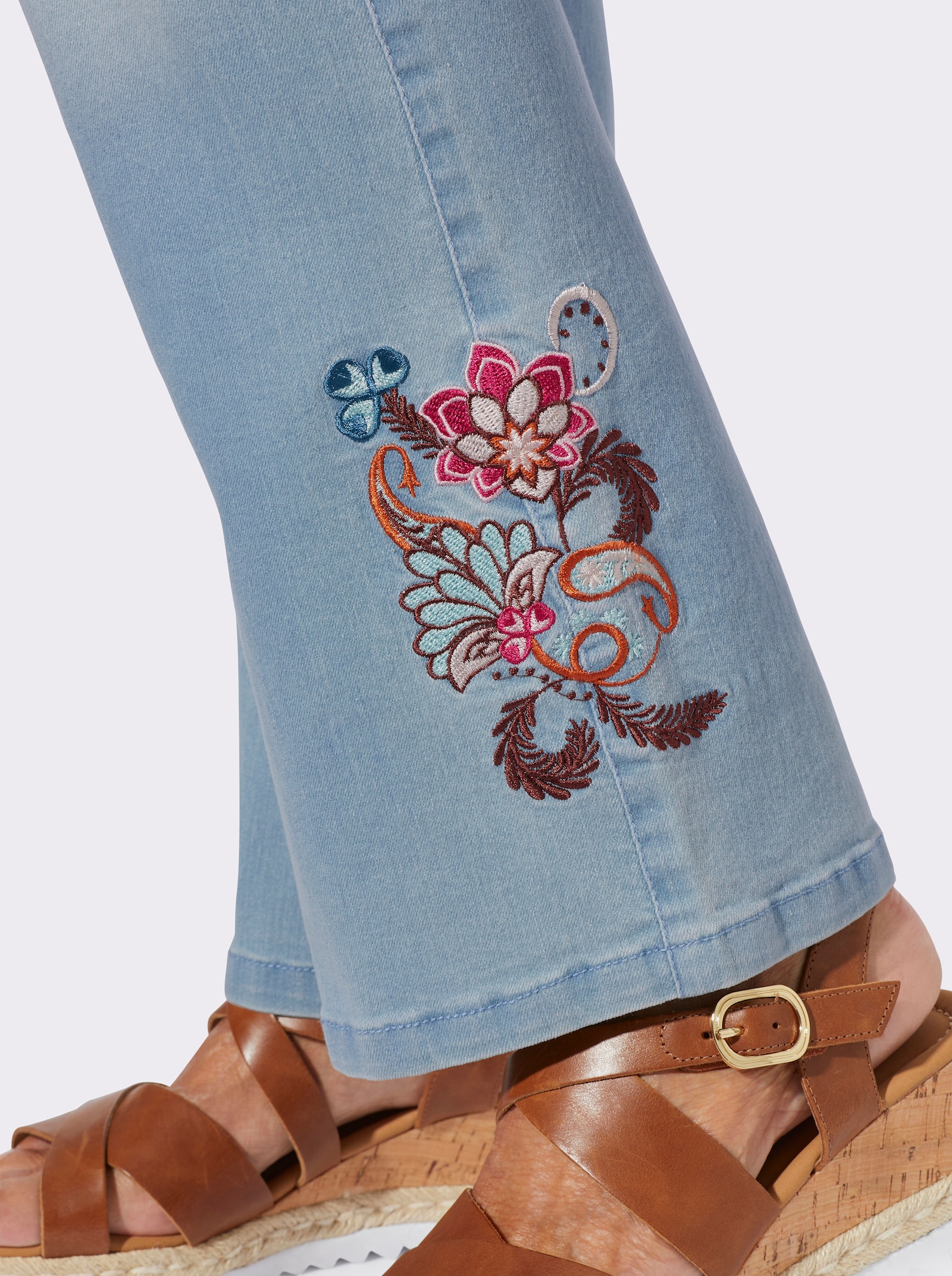 Bootcut-Jeans mit Stickereimotiv am Bein - blue-bleached