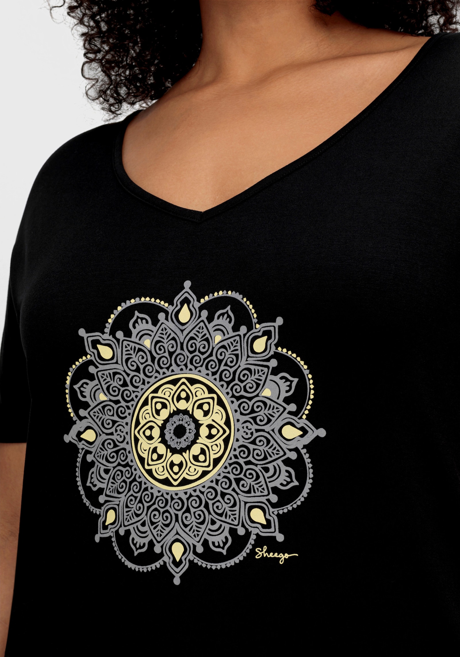 sheego Longshirt mit Ornament-Frontdruck - schwarz
