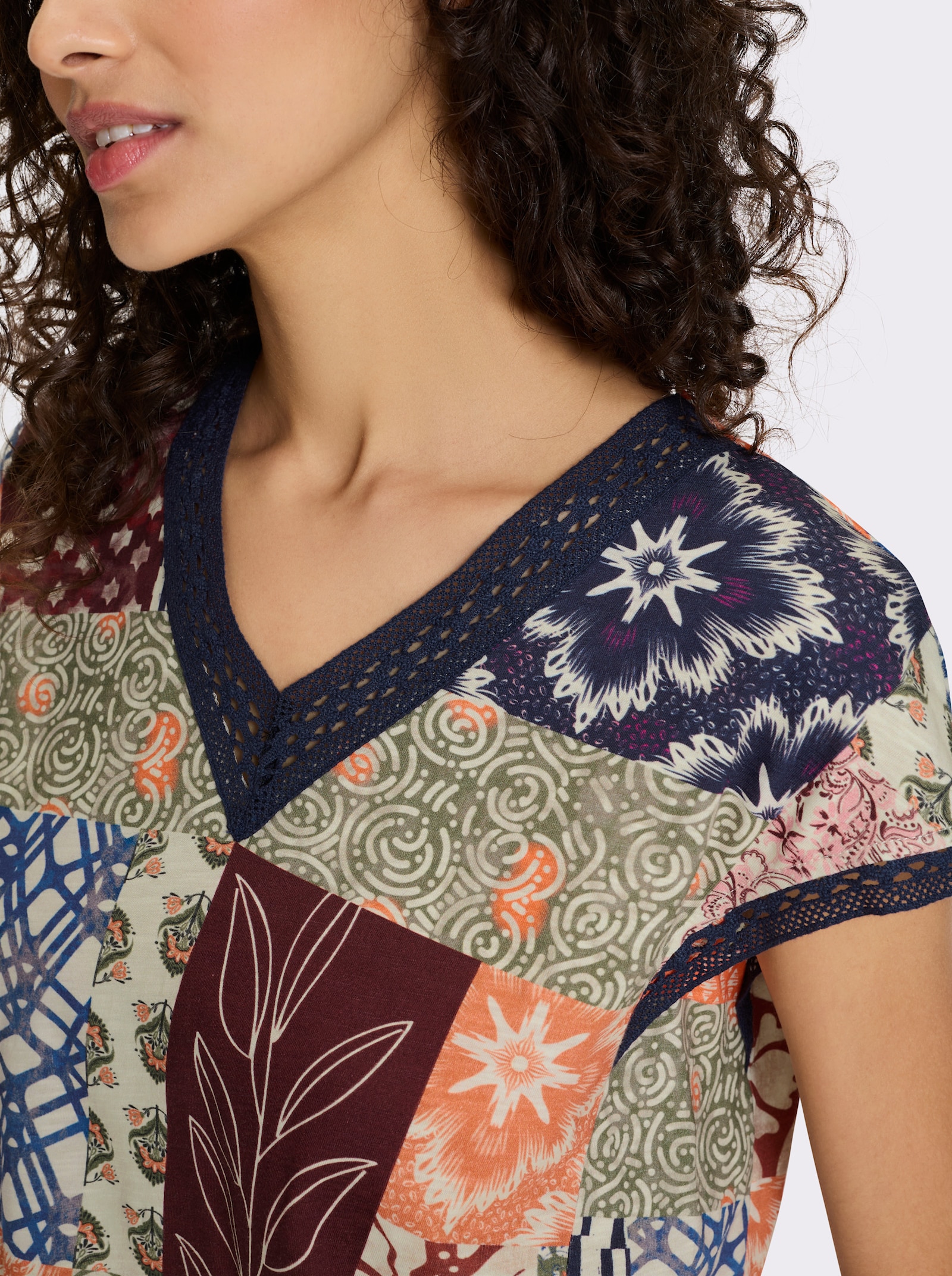 heine V-Shirt in Patch-Optik - champagner-marine-bedruckt