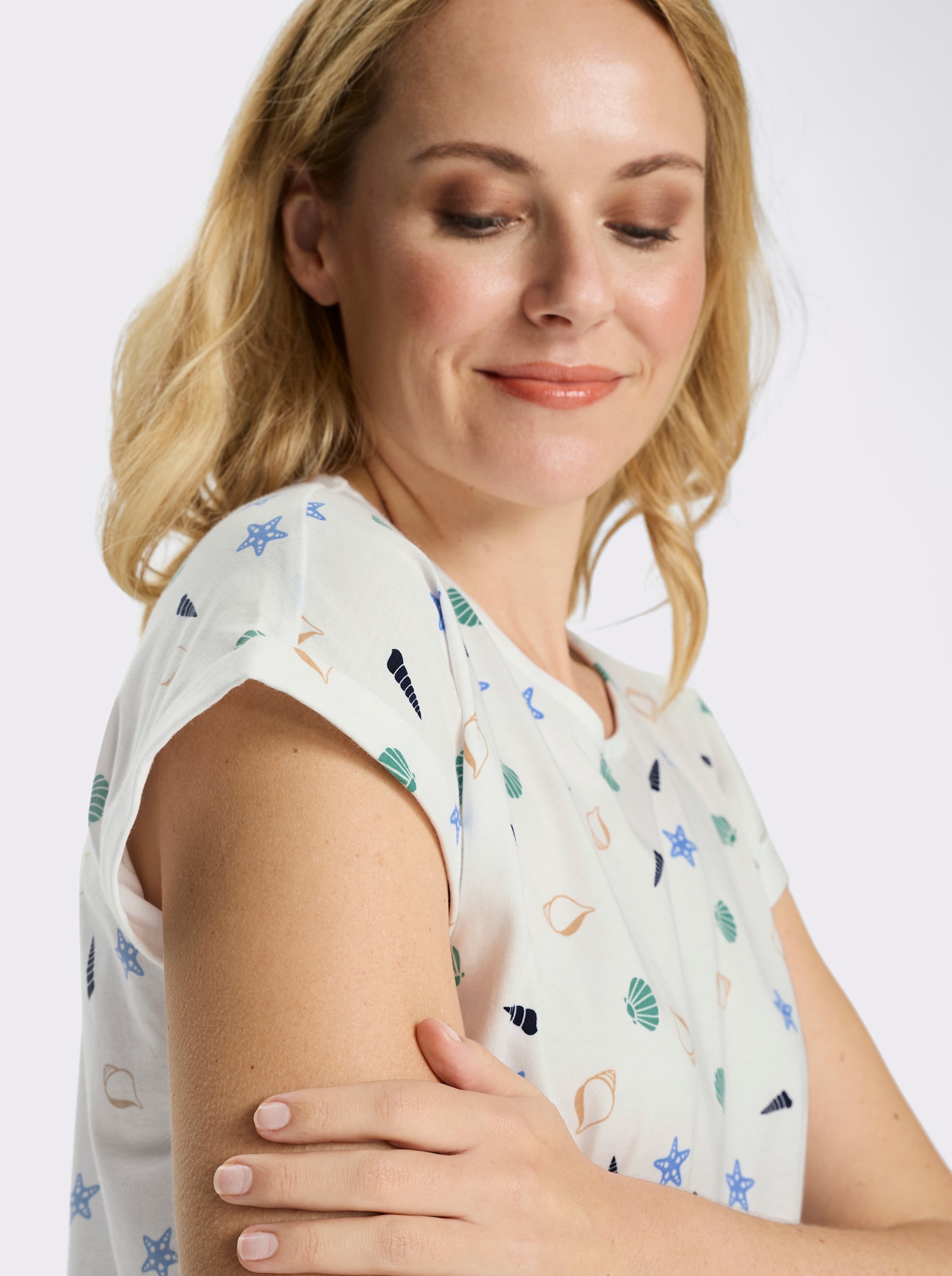Topp med rund halsringning i maritimt mönster - ecru-himmelsblå-med tryck