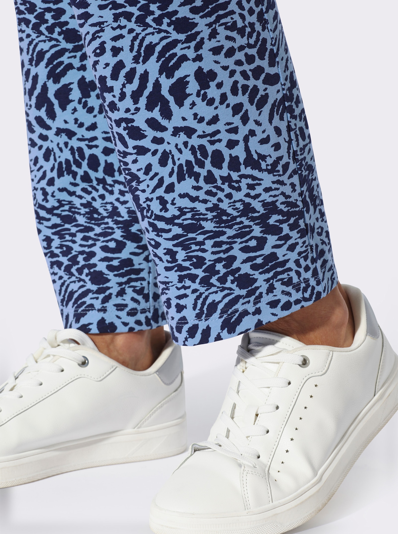 Freizeithose mit Animal-Print - marine-himmelblau-bedruckt