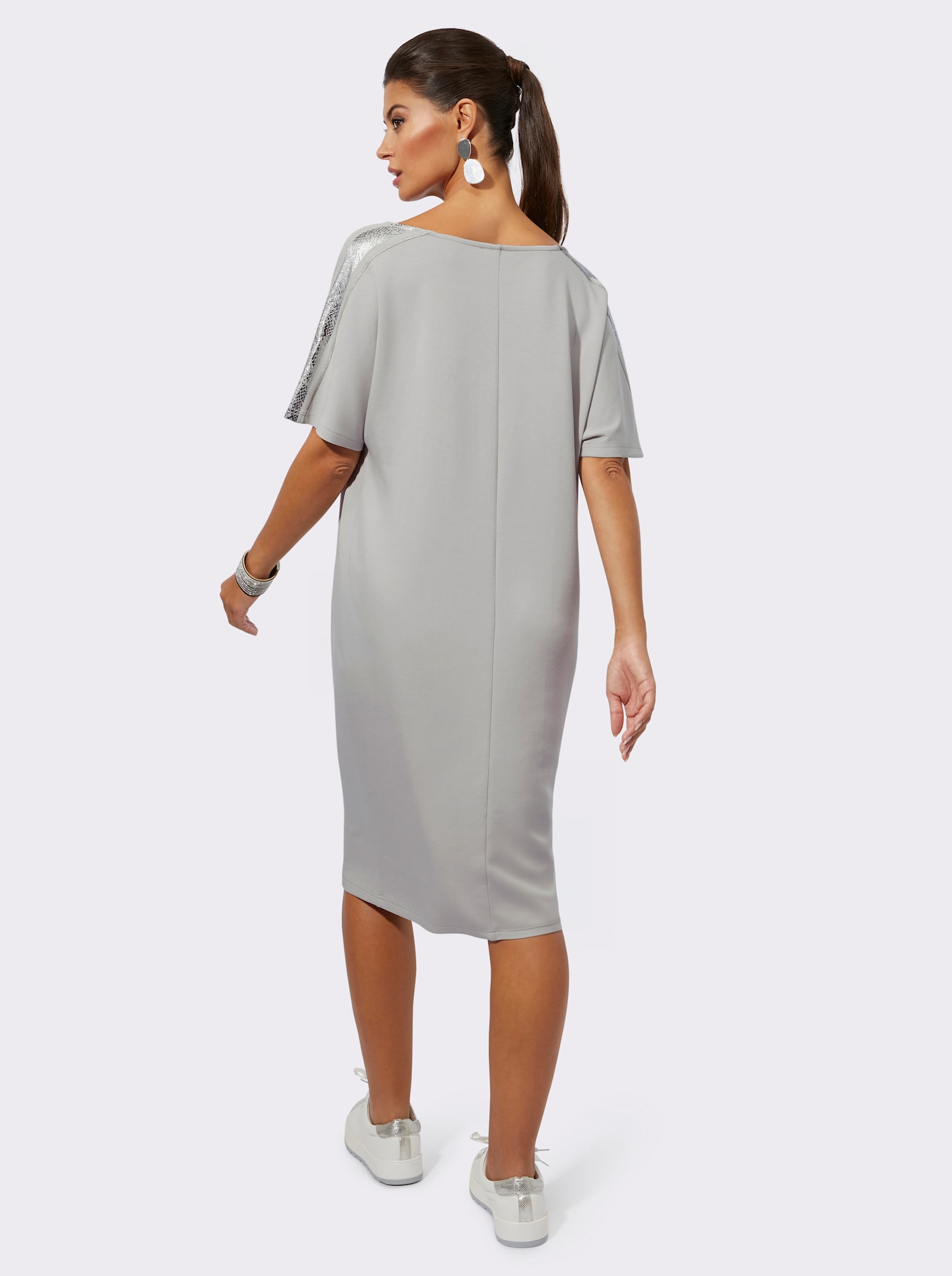 Freizeitkleid mit Glanzeffekten im Schulterbereich - hellgrau