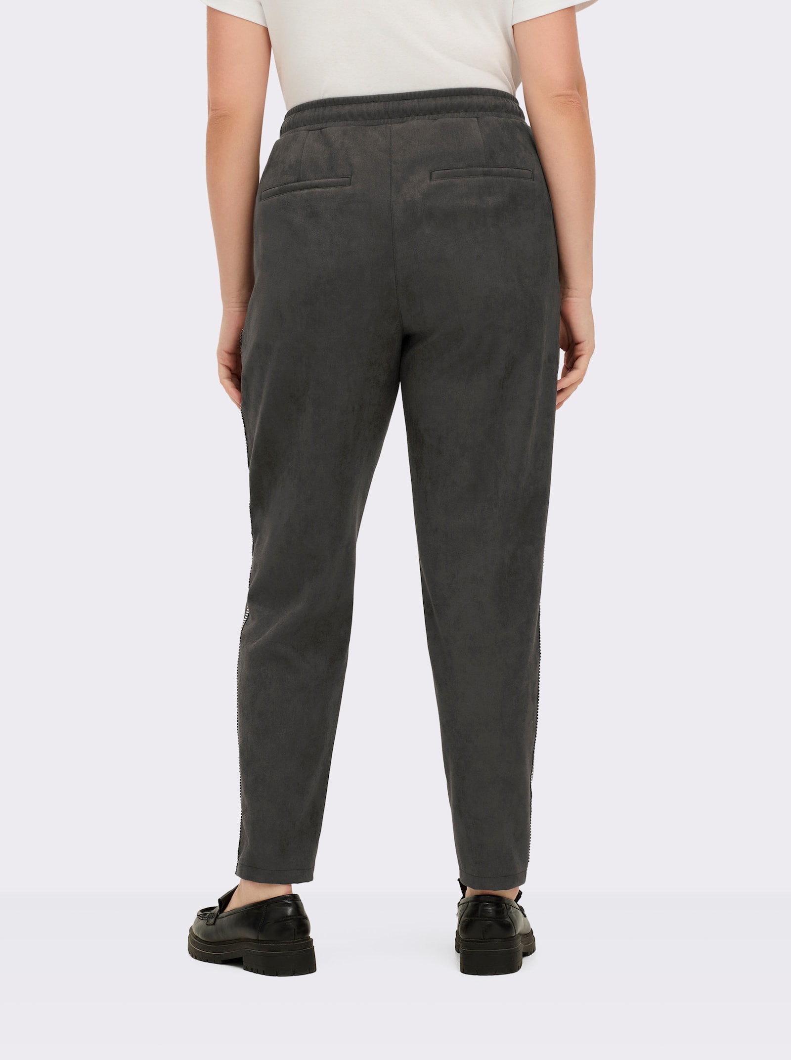 sheego Jogg Pants in Veloursleder-Optik, mit Galonstreifen - graphit