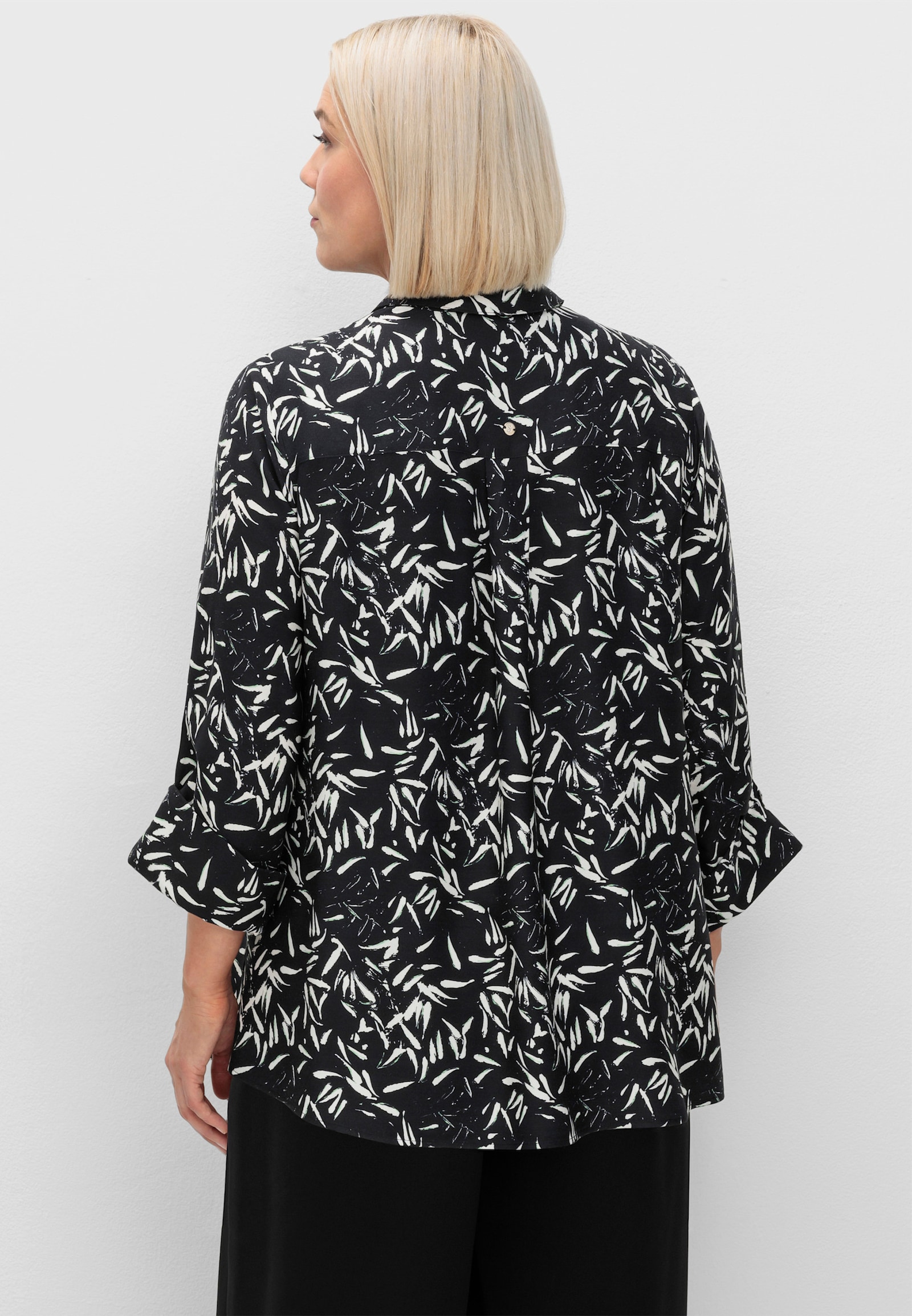 sheego Hemdbluse mit Blätterprint - schwarz-weiß gemustert