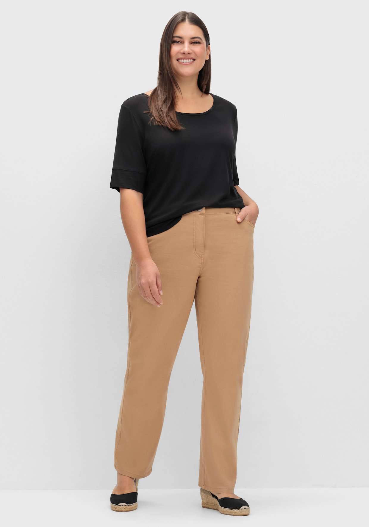 T-Shirt mit zweilagigem Ärmelbündchen - schwarz