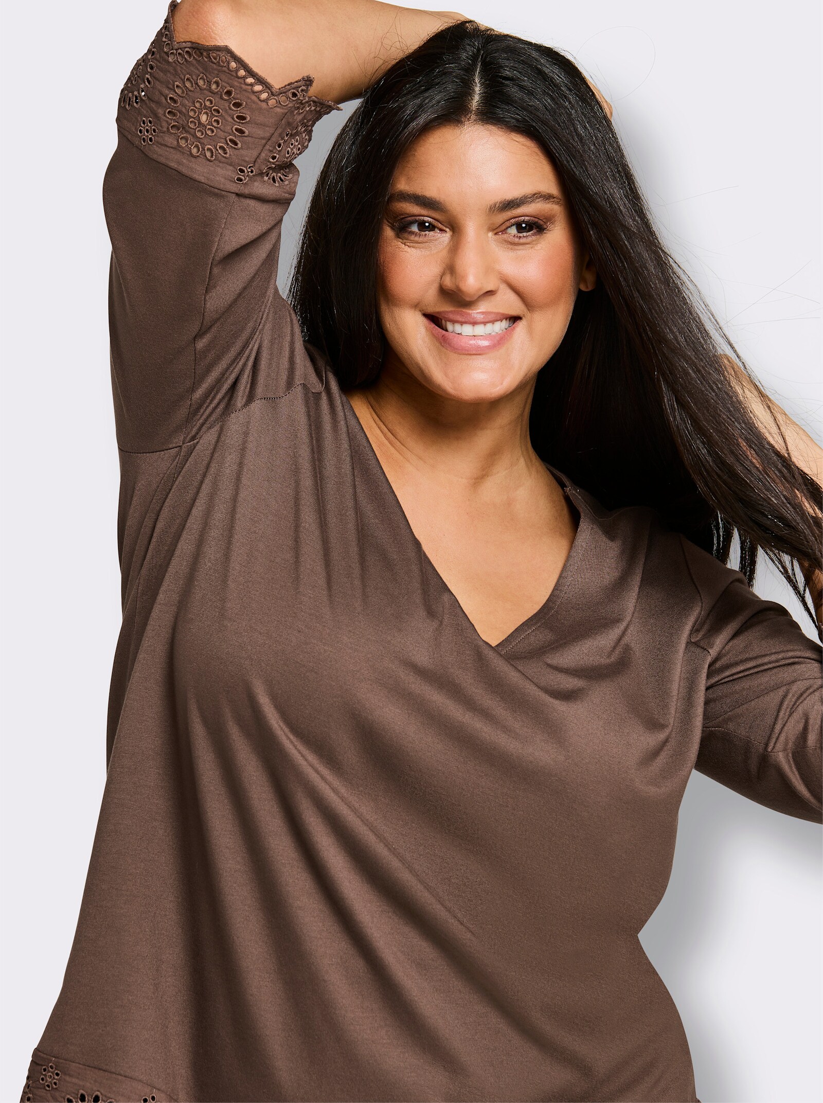 sheego V-Shirt mit Lochstickerei-Volants - schoko-champagner