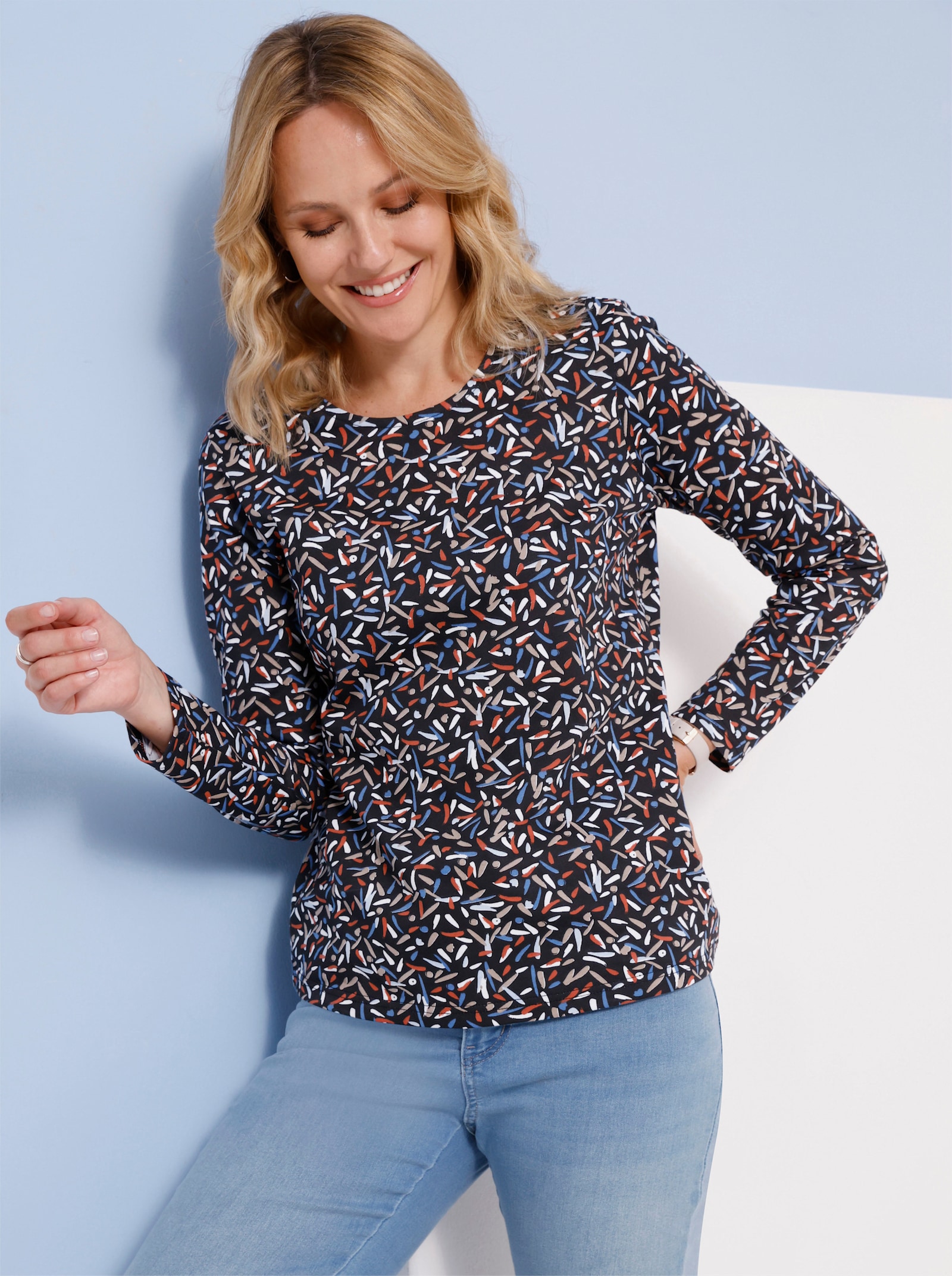 Langarmshirt im Minimal-Dessin - schwarz-rostrot-bedruckt