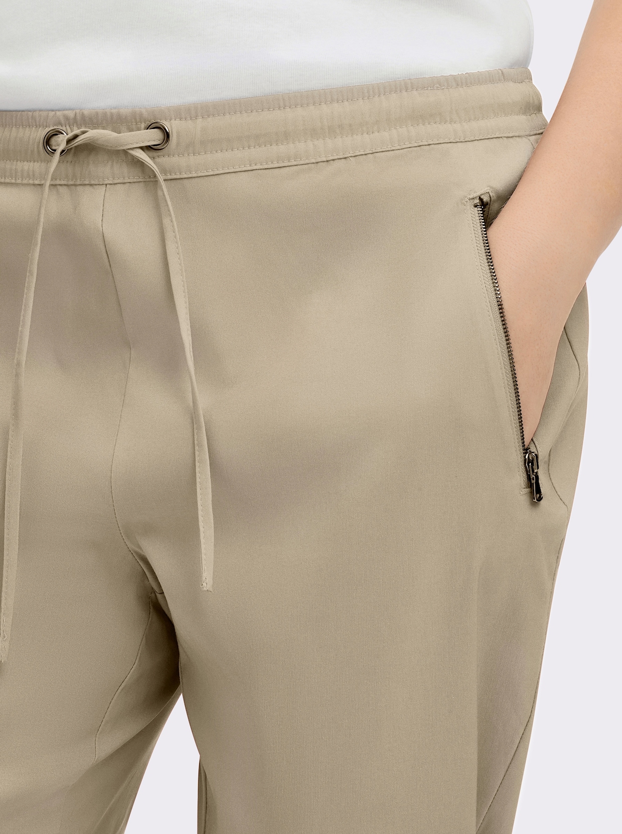 Jogg Pants mit Passformsattel hinten - sand