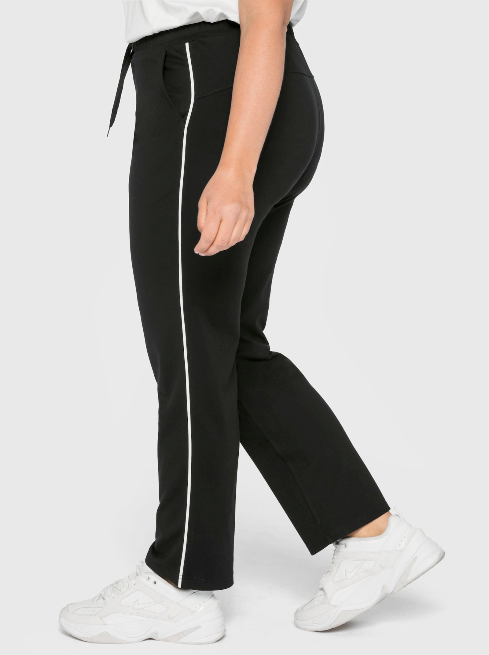 sheego Jogginghose mit Kontrastpaspel - schwarz