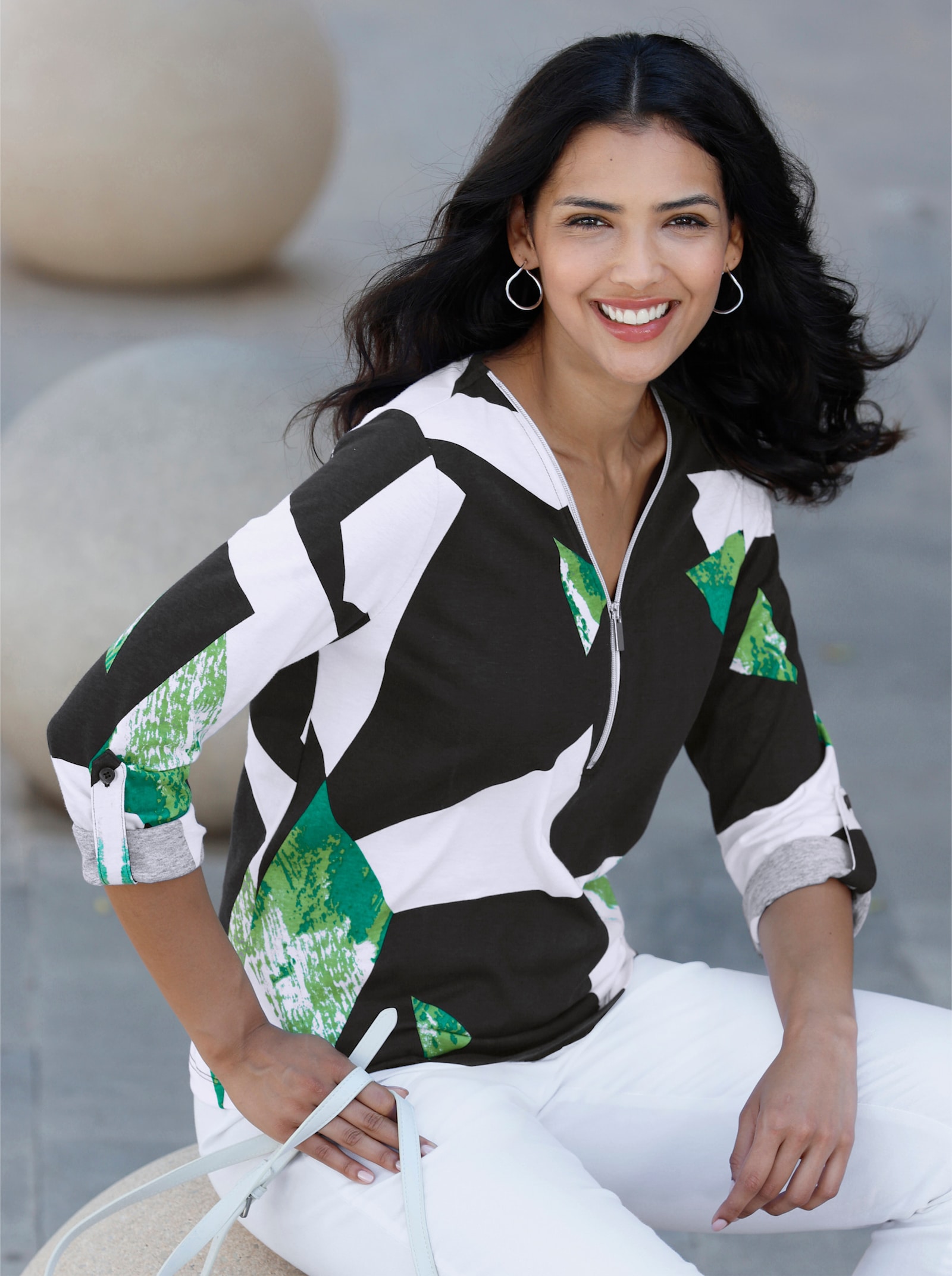 Shirt met V-hals in grafisch dessin - zwart/appelgroen gedessineerd