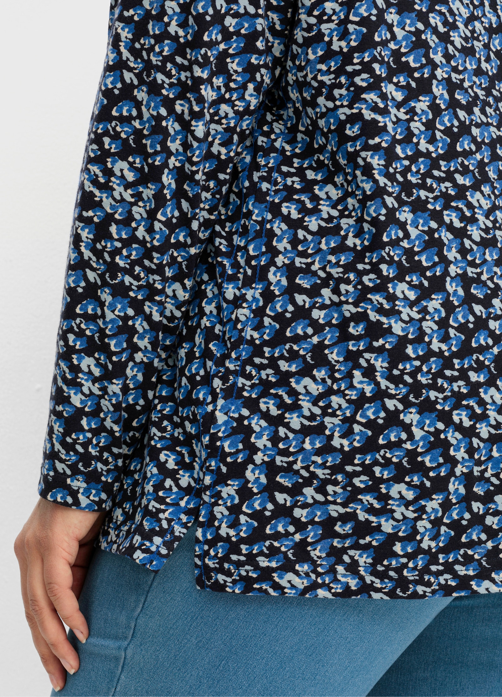 sheego Langarmshirt mit Blumen-Print allover - tiefblau-gemustert