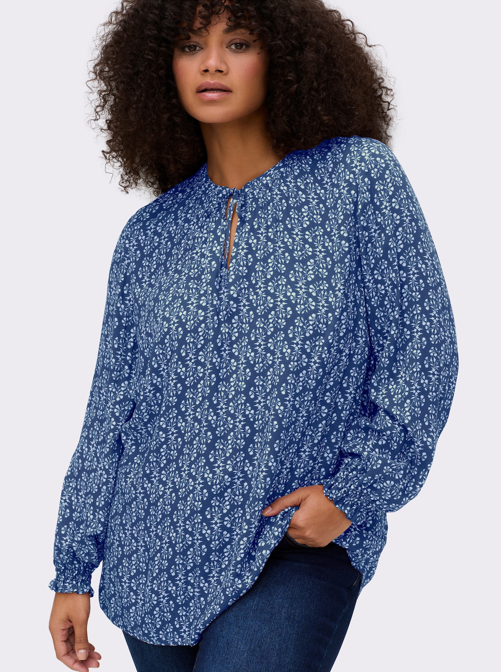 sheego Tunika mit Blütenprint und Smok-Details - jeansblau-gemustert
