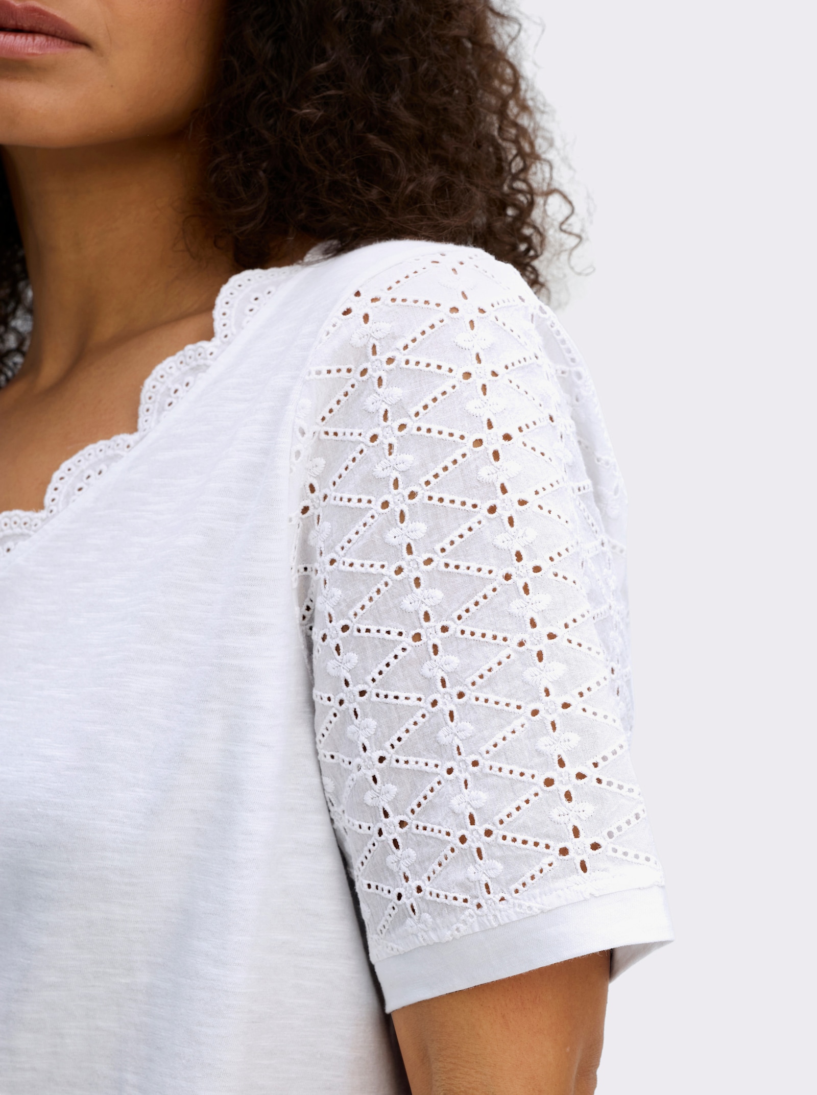 sheego by Joe Browns V-Shirt mit Lochstickereien und Muschelsaumkante - weiß