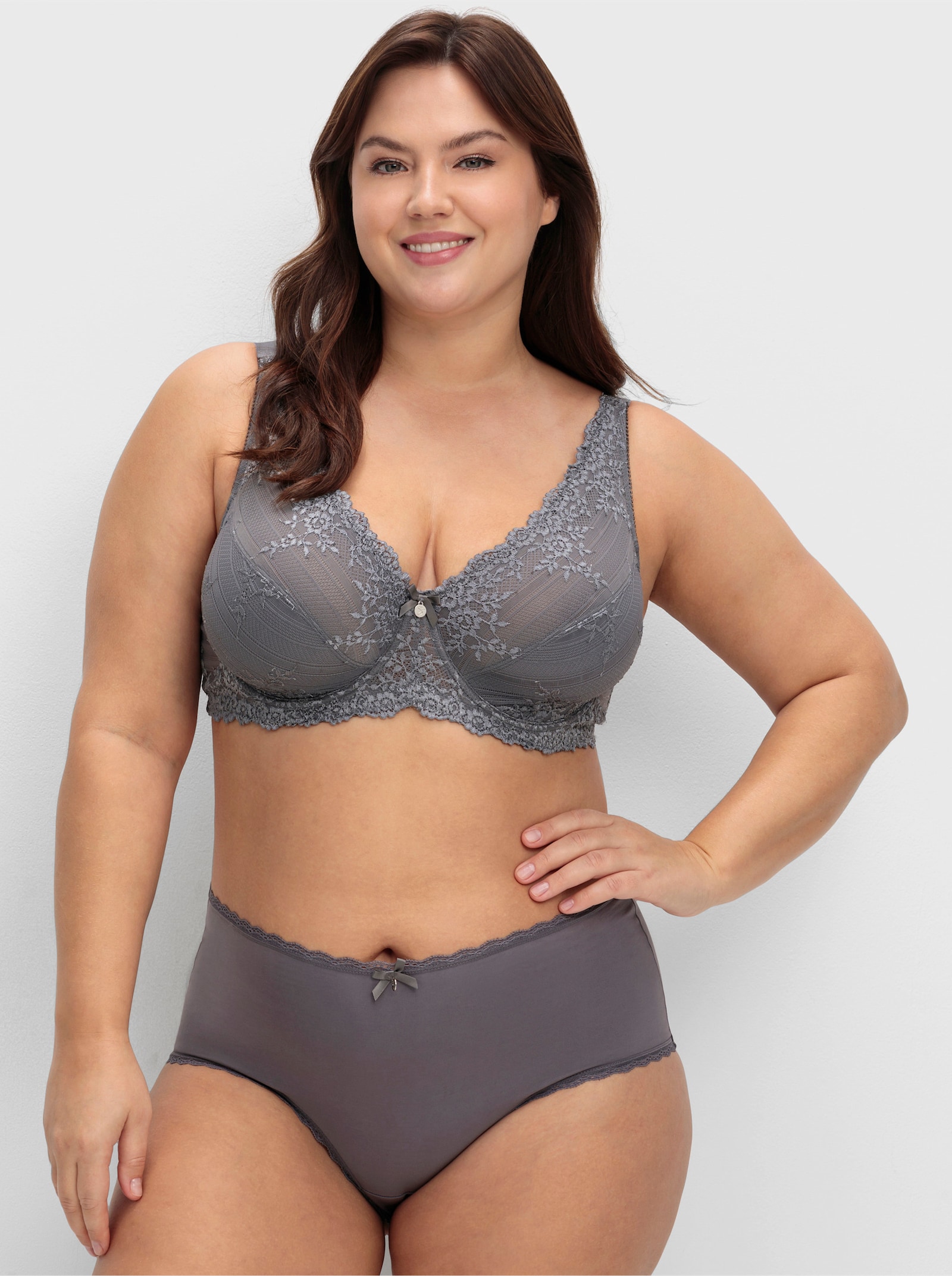 sheego Soutien-gorge à armatures avec dentelle florale - graphite