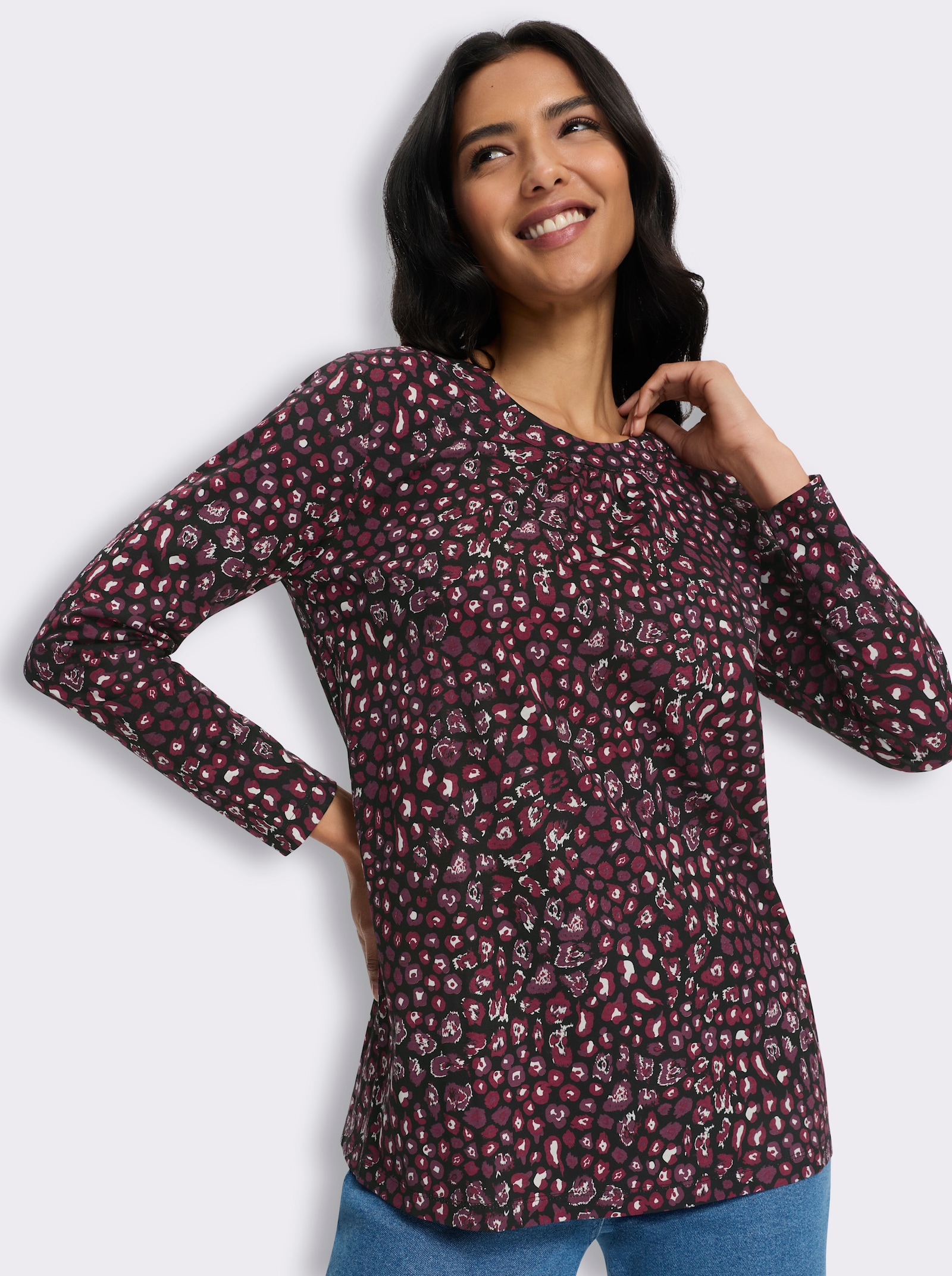 Longshirt in schmeichelnder A-Linie - schwarz-dunkelrot-bedruckt