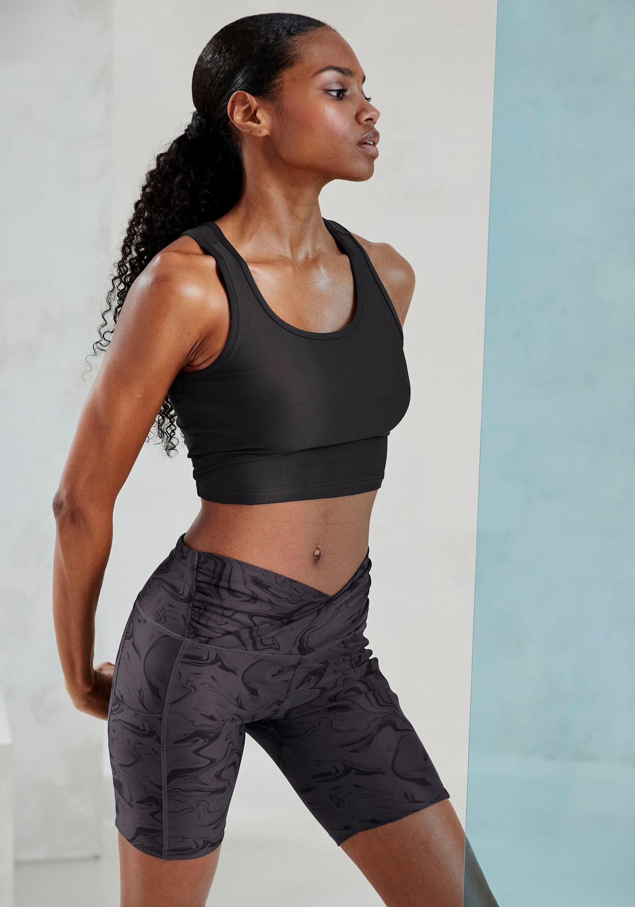 LASCANA ACTIVE Korte top - zwart