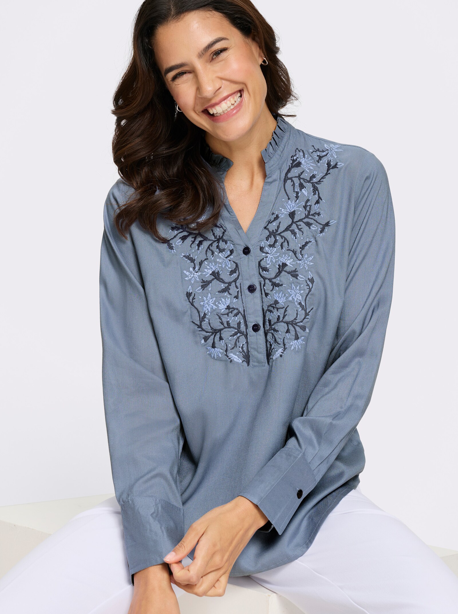 Schlupfbluse mit Stickereien - taubenblau-bleu-gemustert