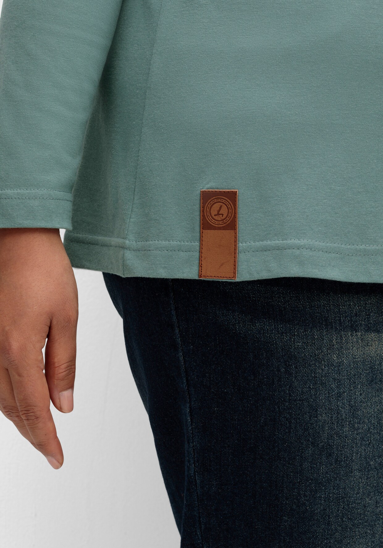 Langarmshirt mit Lederimitat-Emblem - jade