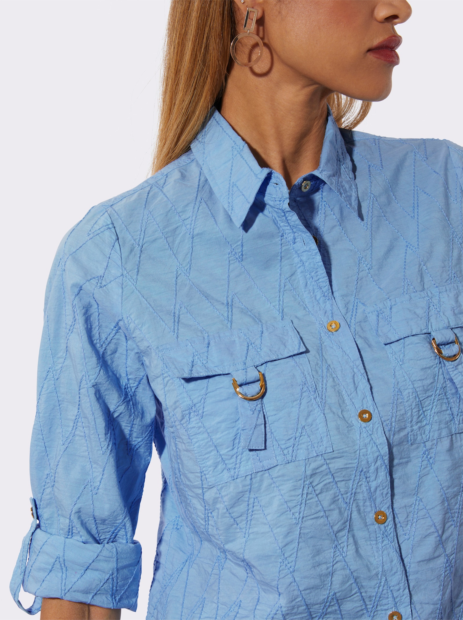 Baumwollbluse mit Lochstickerei - himmelblau