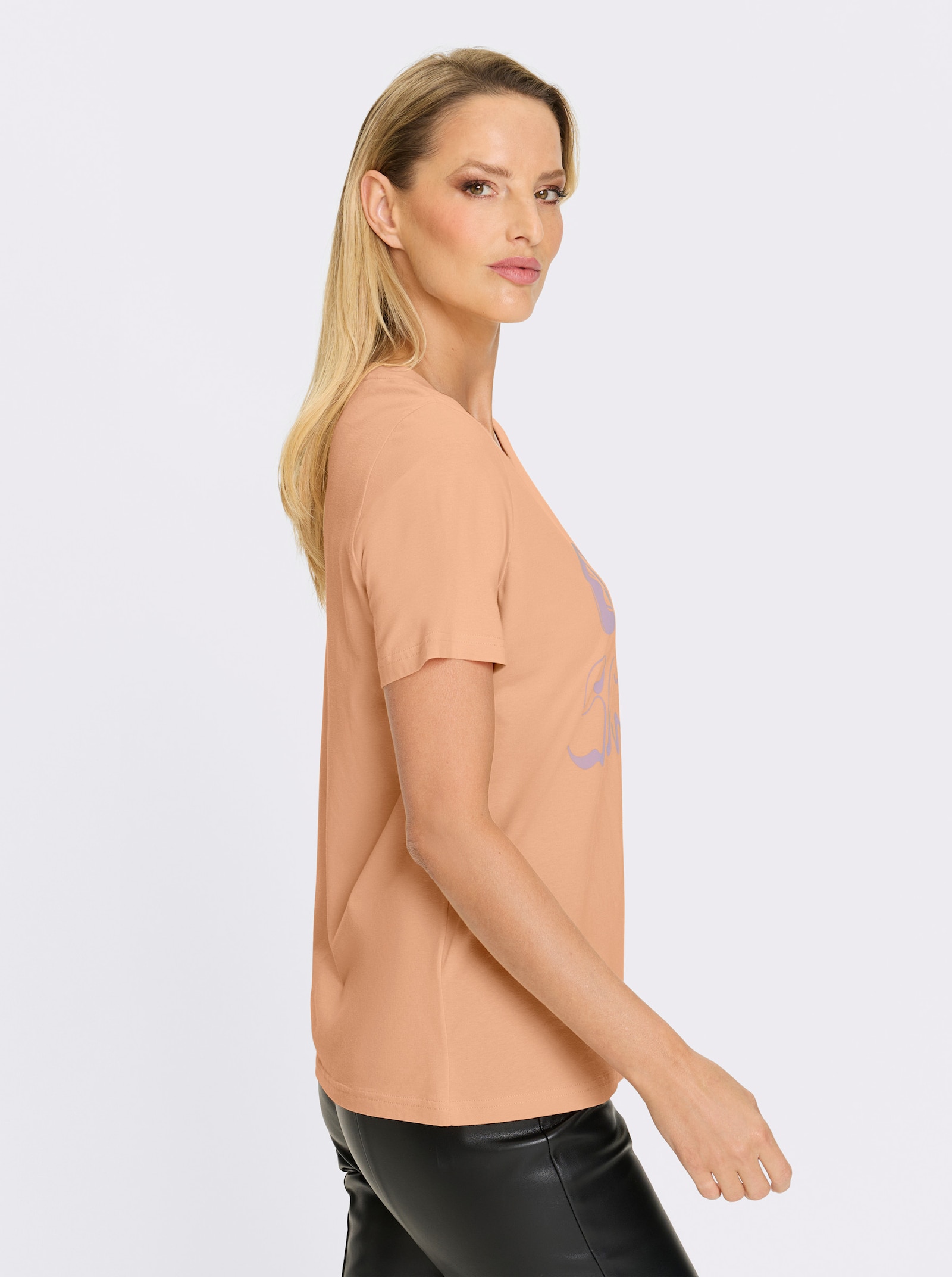 heine T-Shirt mit gebogtem Ausschnitt - apricot