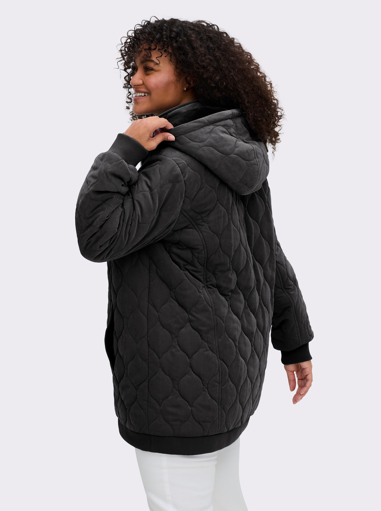 sheego Blousonjacke mit Wellensteppung, warm wattiert - schwarz