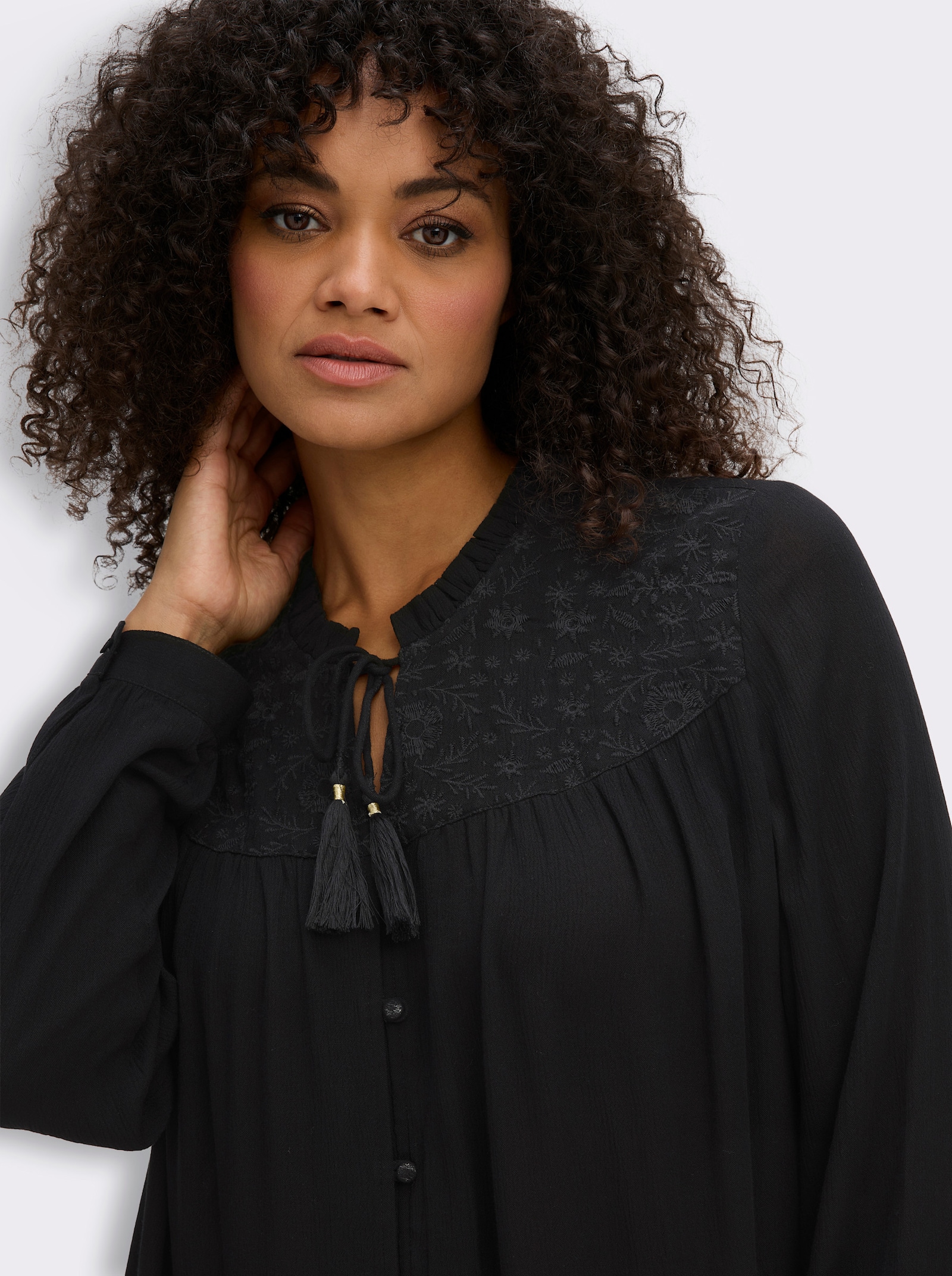 sheego Crinklebluse mit bestickter Passe - schwarz