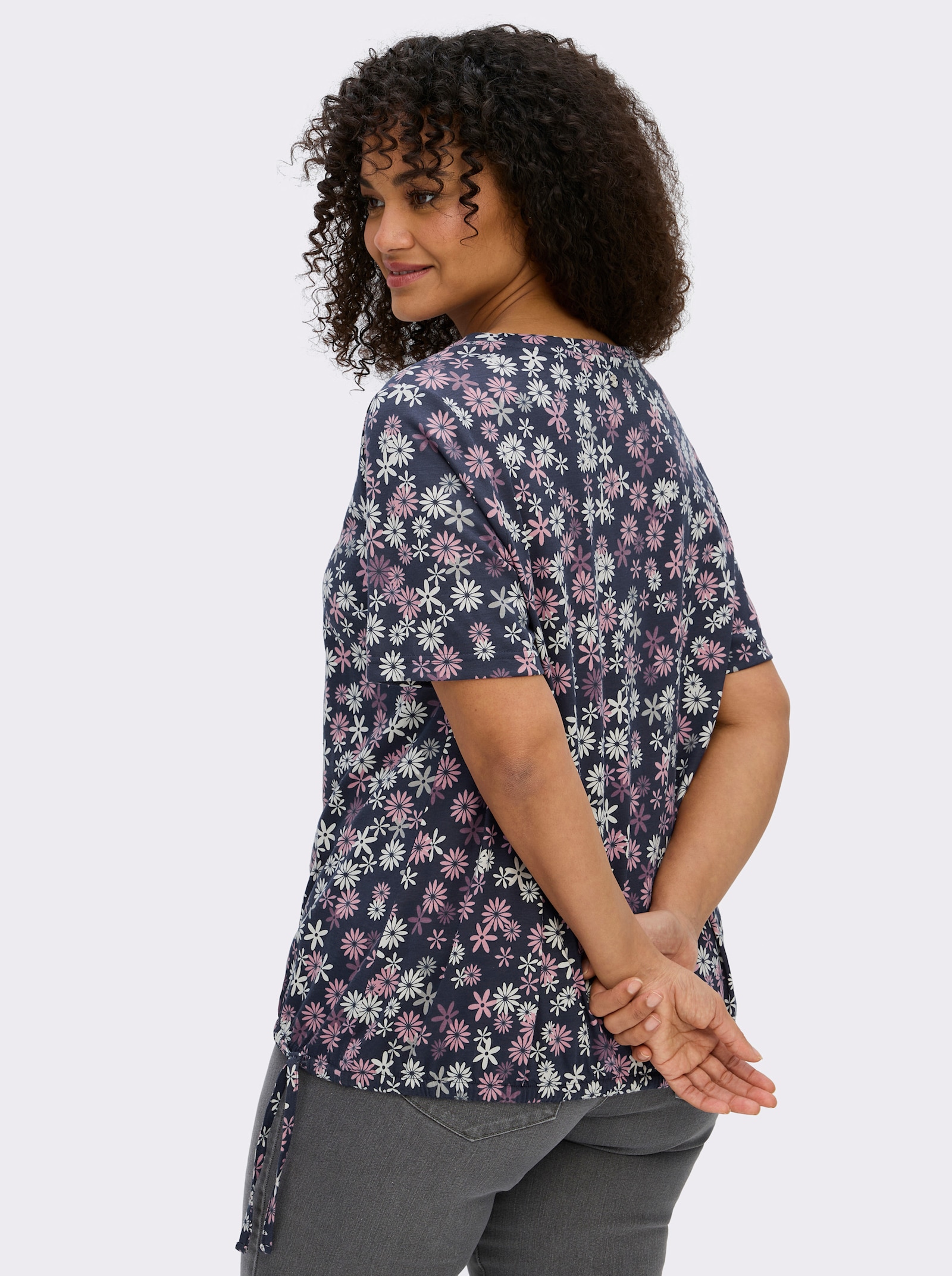 sheego Print-Shirt mit Tunnelzug am Saum - tiefblau-champagner-bedruckt