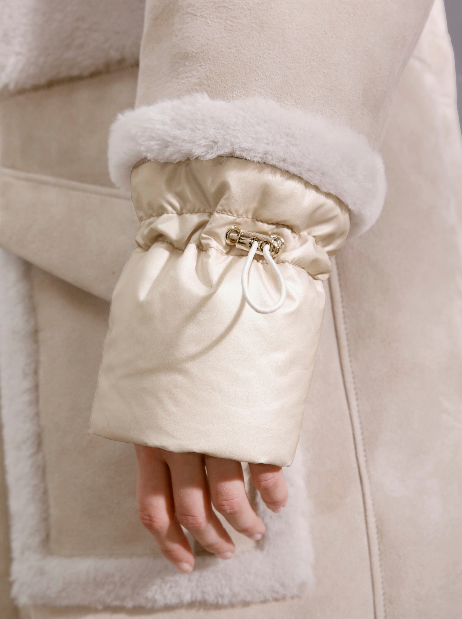 Mainpol Lammfelljacke mit gewebten Ärmelbündchen - sand