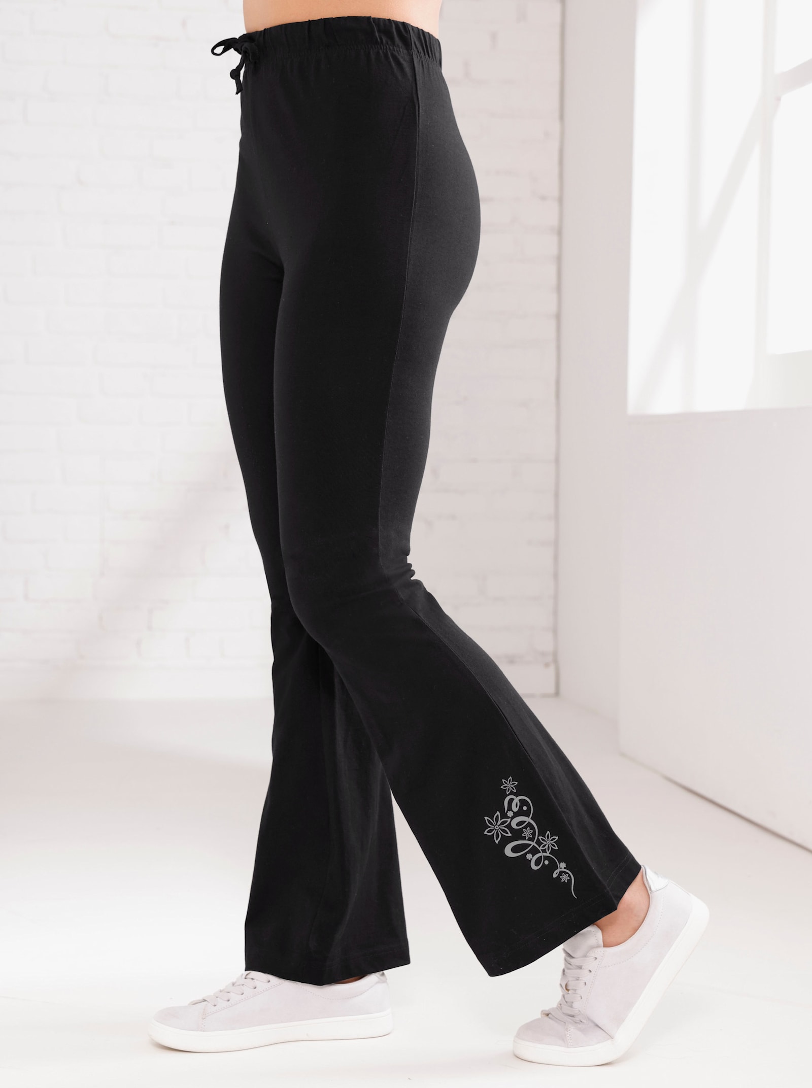 Freizeithose mit platziertem Grafik-Druck - schwarz