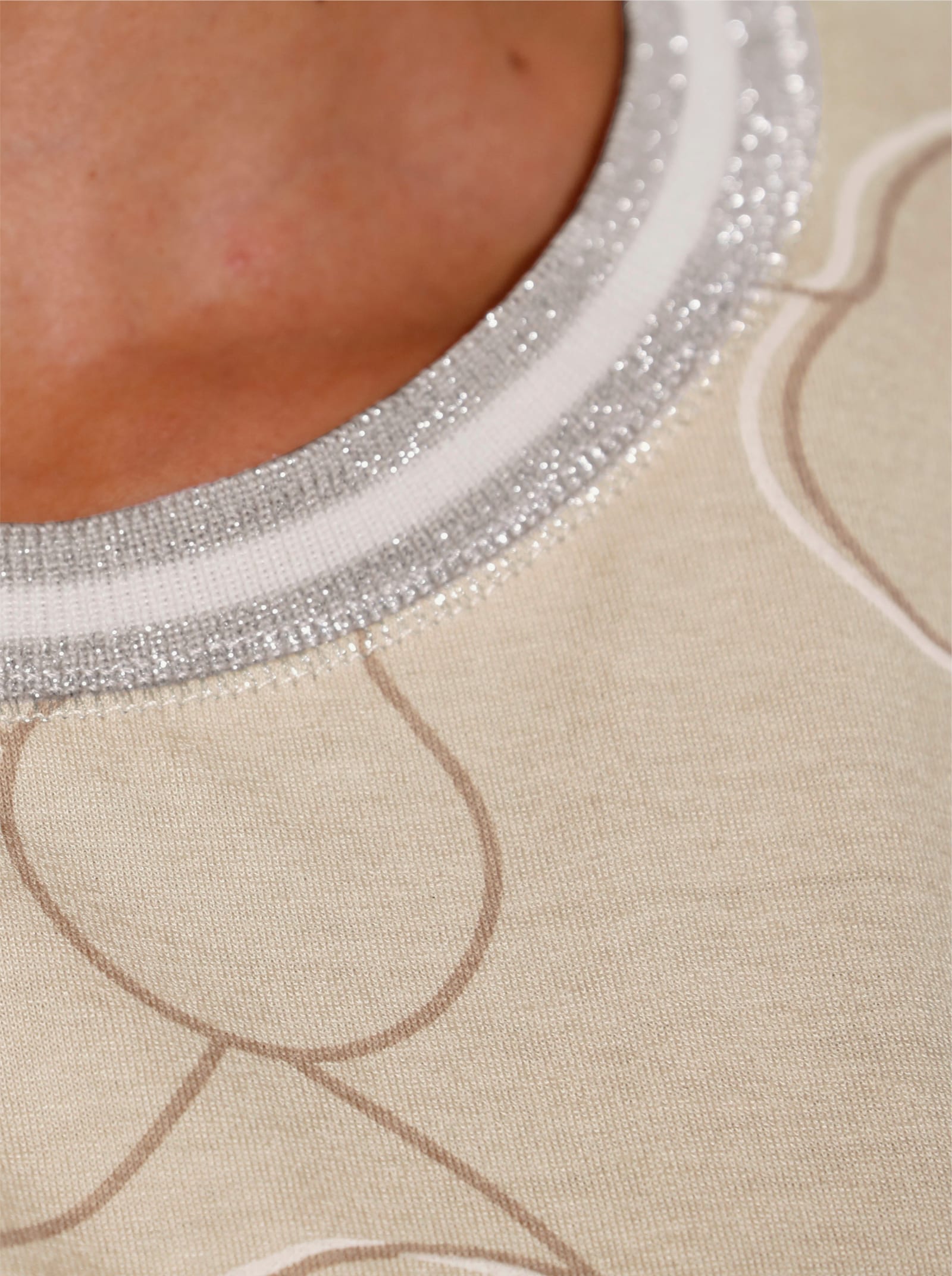 Rundhalsshirt mit Rippbündchen und Glitzereffekten - sand-champagner-bedruckt
