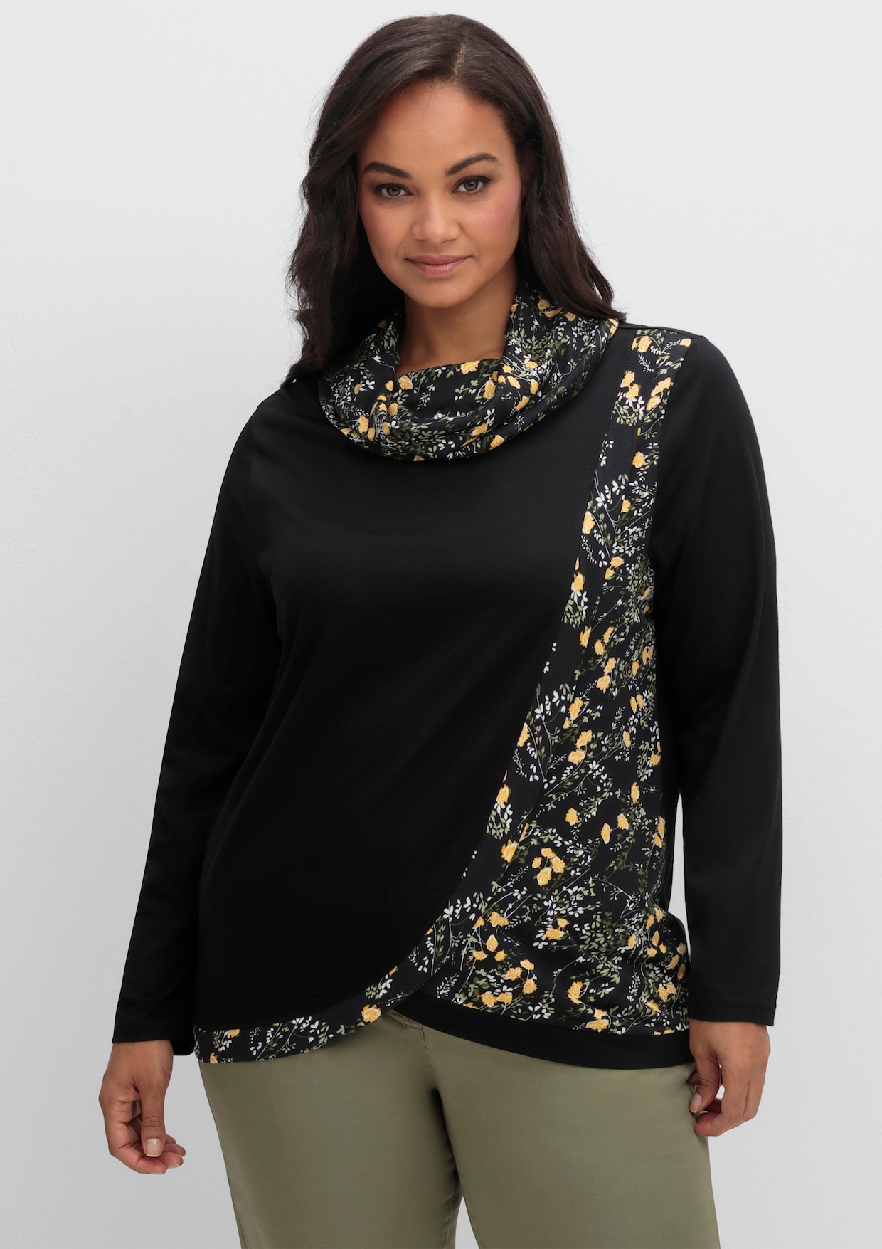 Print-Shirt in Wickeloptik mit halsfernem Rollkragen - schwarz-ocker-bedruckt