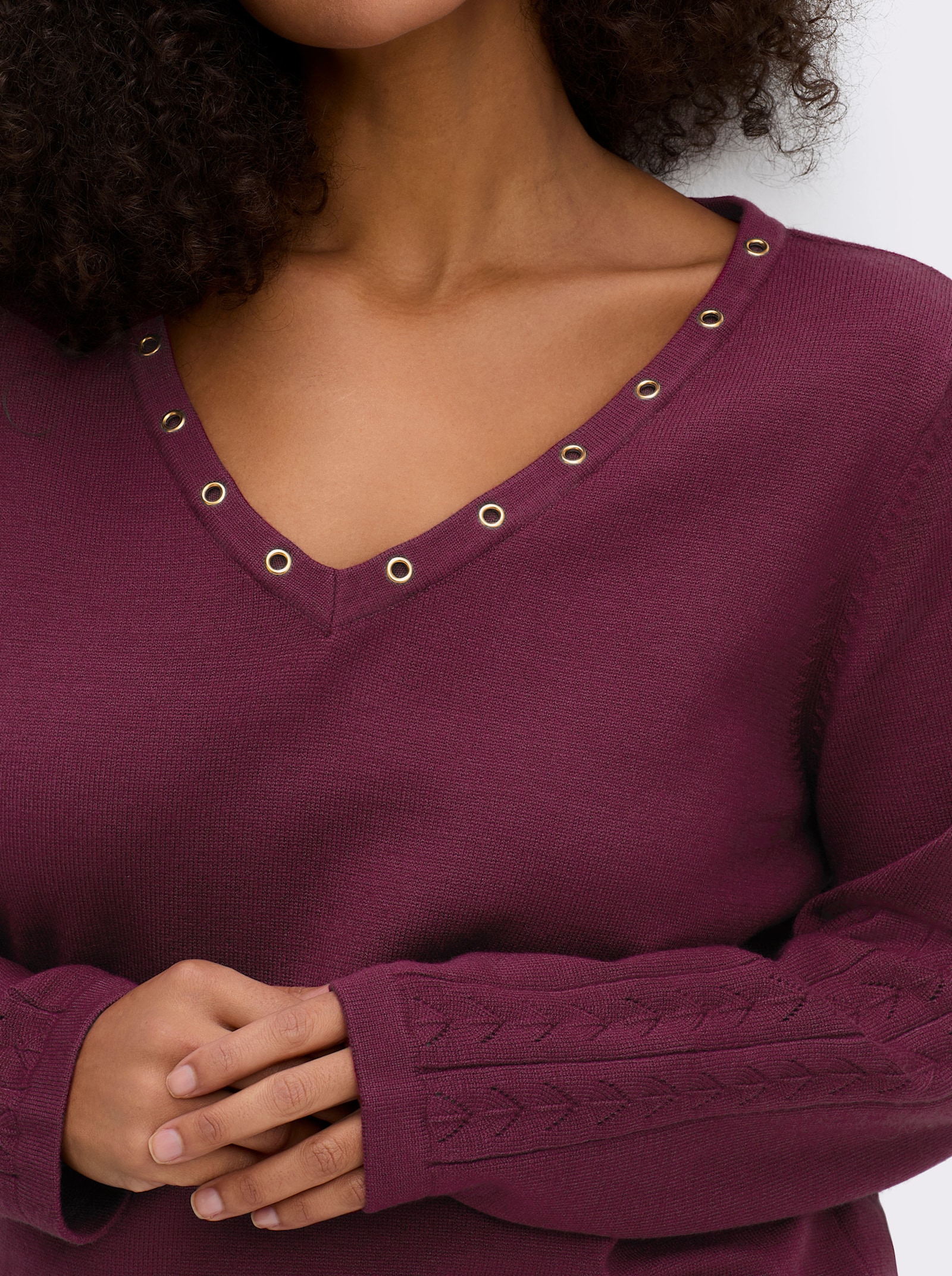 sheego Pullover mit tiefem V-Ausschnitt und Ösenverzierung - bordeaux