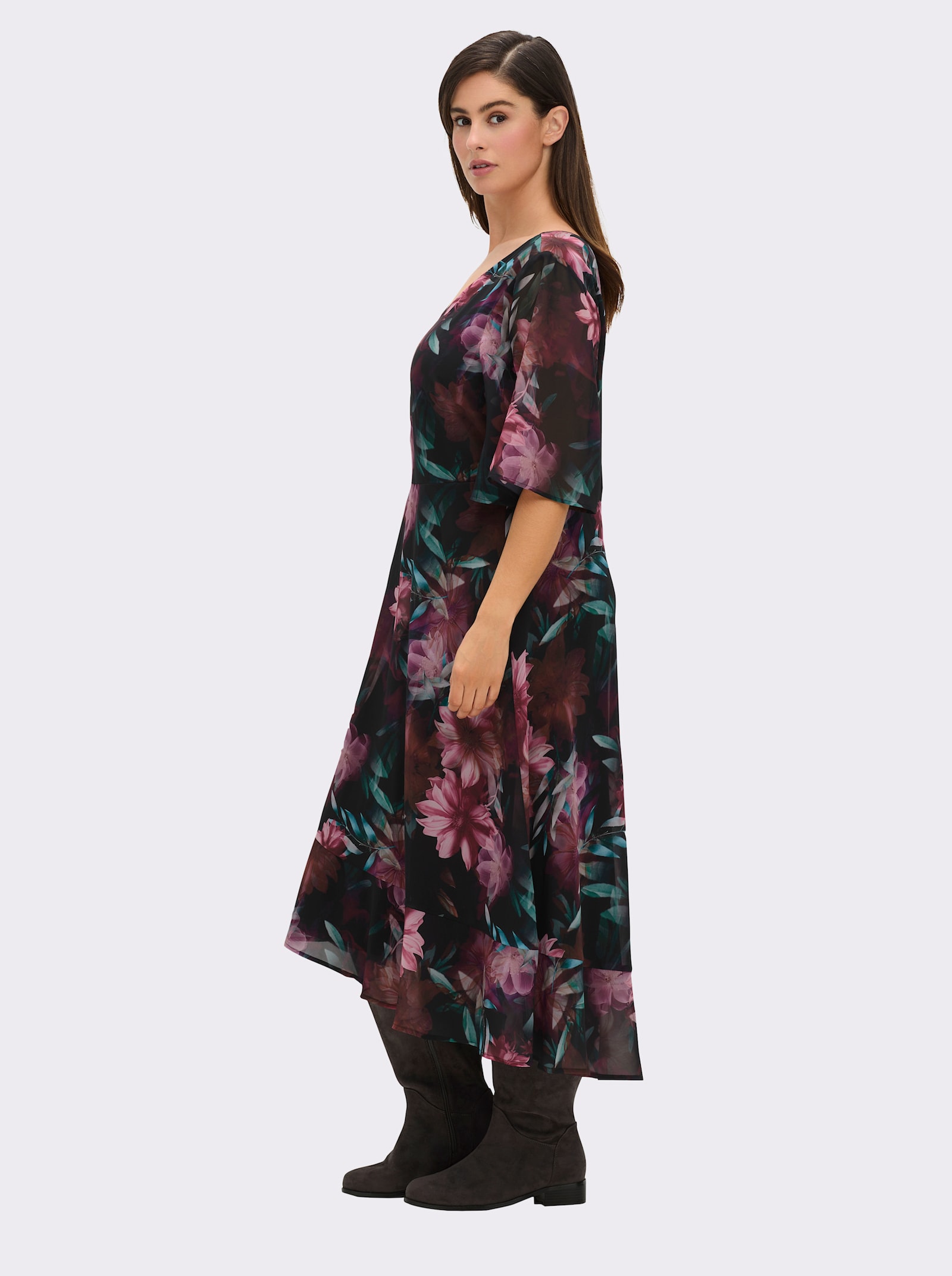 sheego Chiffonkleid mit Flügelärmeln und Volants - schwarz-bedruckt
