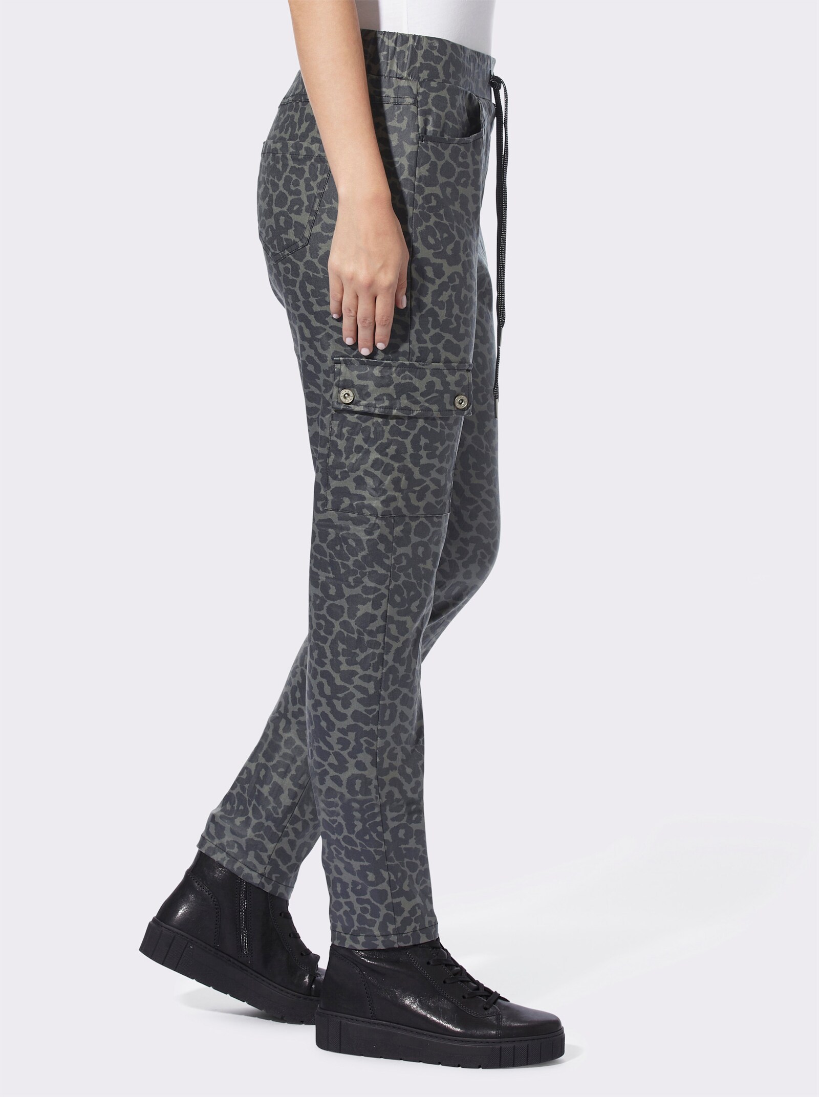 heine Druckhose im Jogpant-Style - khaki-schwarz-bedruckt