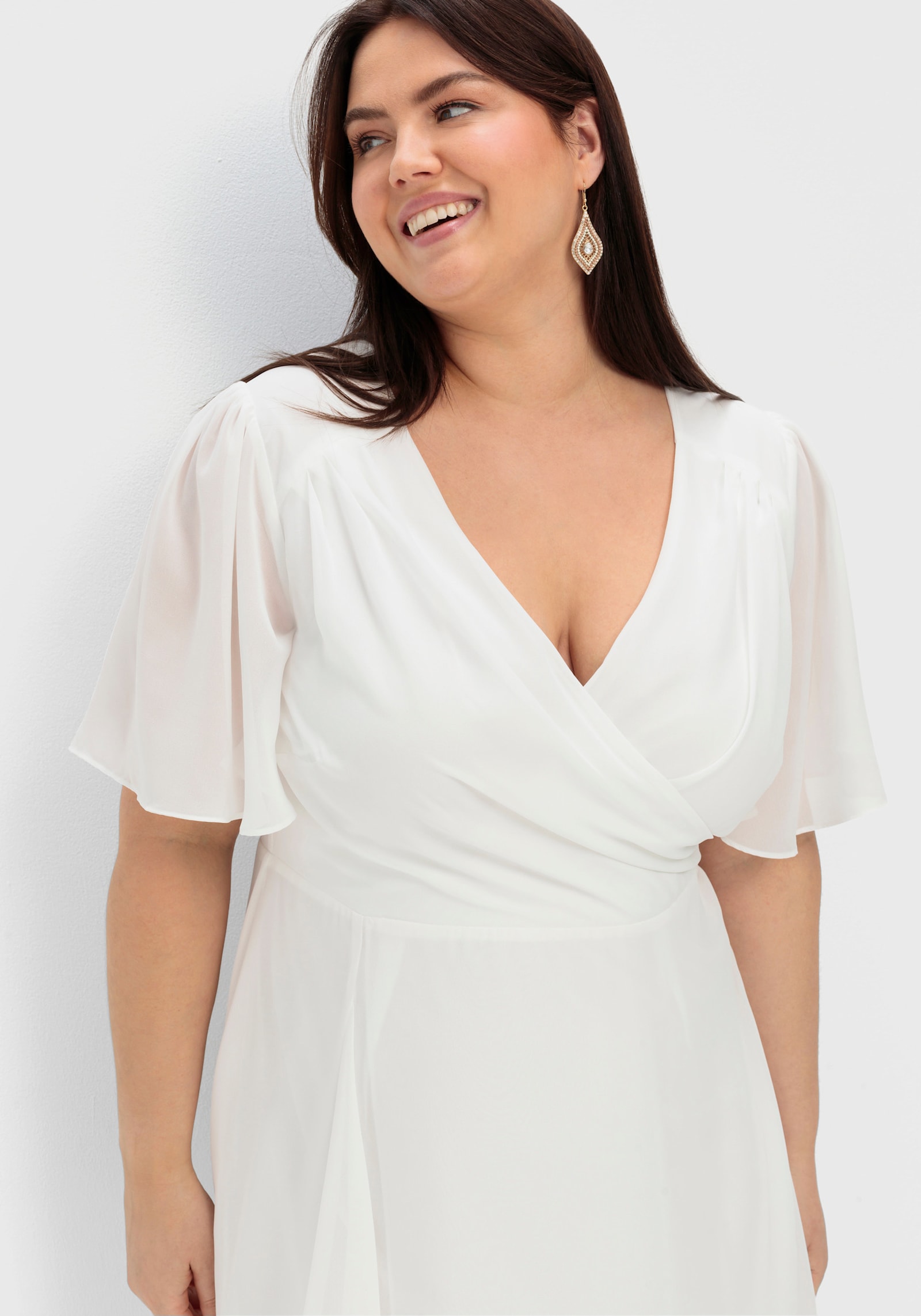 sheego Chiffonkleid mit asymmetrischem Saum - offwhite