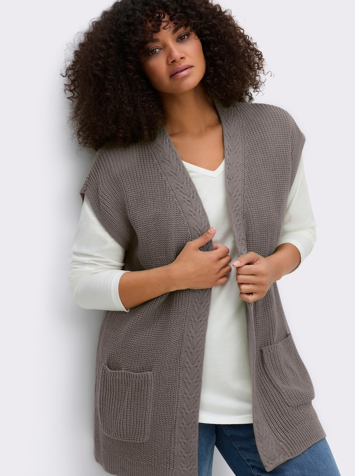Strickweste mit Zopfmuster vorne - taupe
