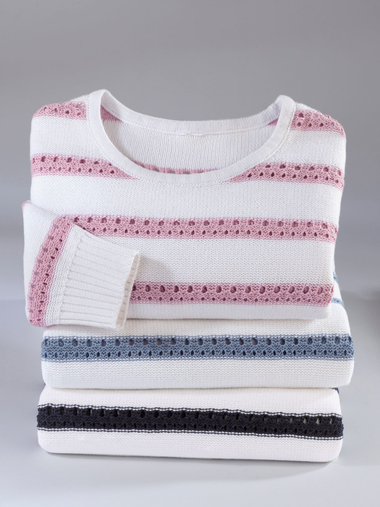 Rundhalspullover im gestreiften Strickmuster - marine-ecru-gestreift