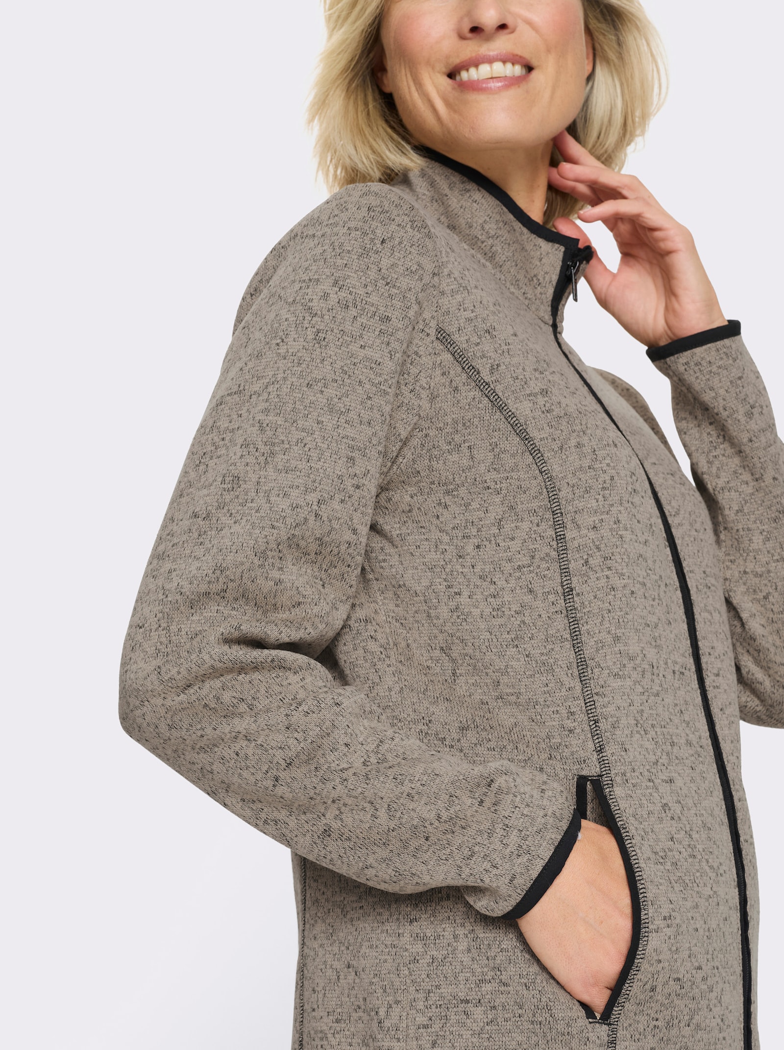 Gebreid fleecejack met elastische boorden met paspel - sesam/zwart gedessineerd