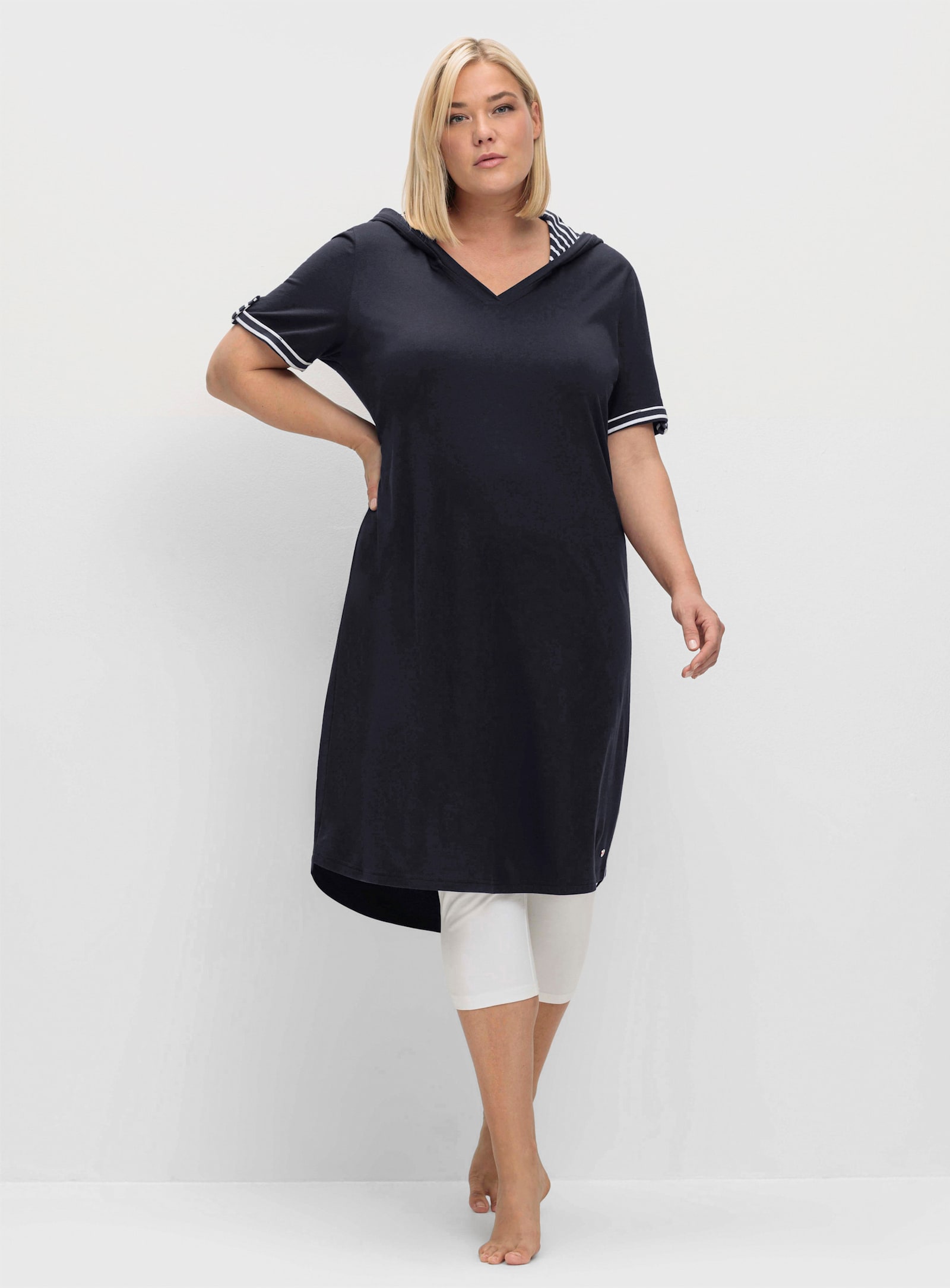 sheego Freizeitkleid mit Kontrastdetails - tiefblau