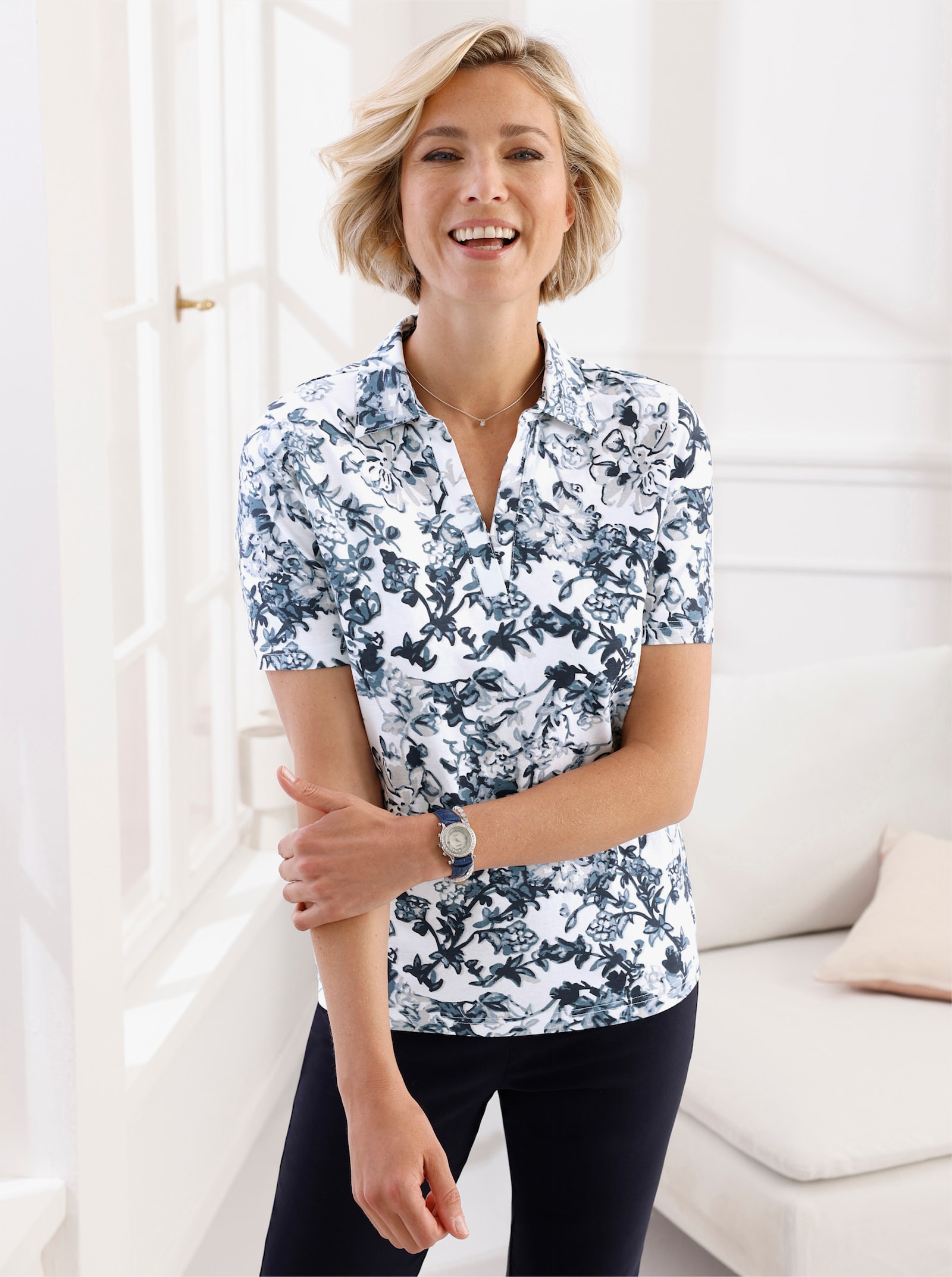 Poloshirt im Blüten-Dessin - weiß-marine-bedruckt