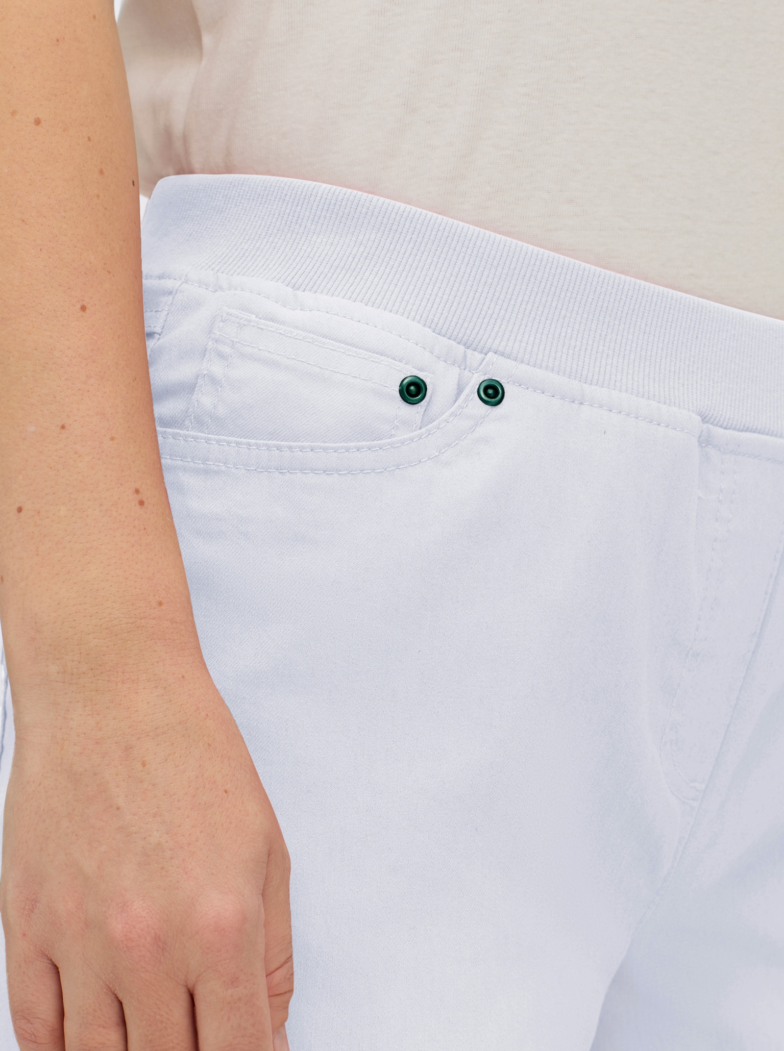 Schlupfjeans mit geripptem Strick-Dehnbund - weiß