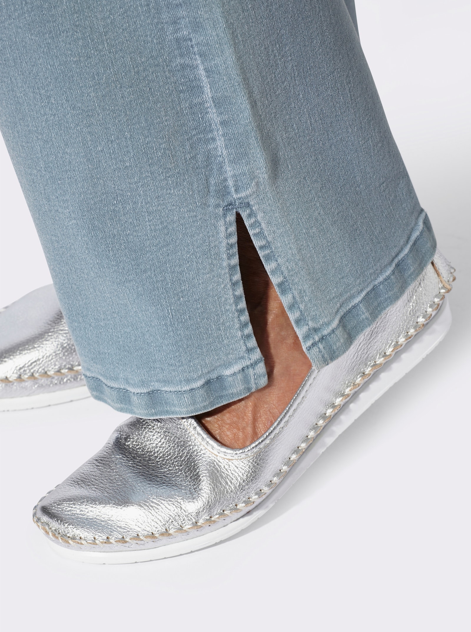 Jeans mit weitem Bein und Schlitz - blue-bleached