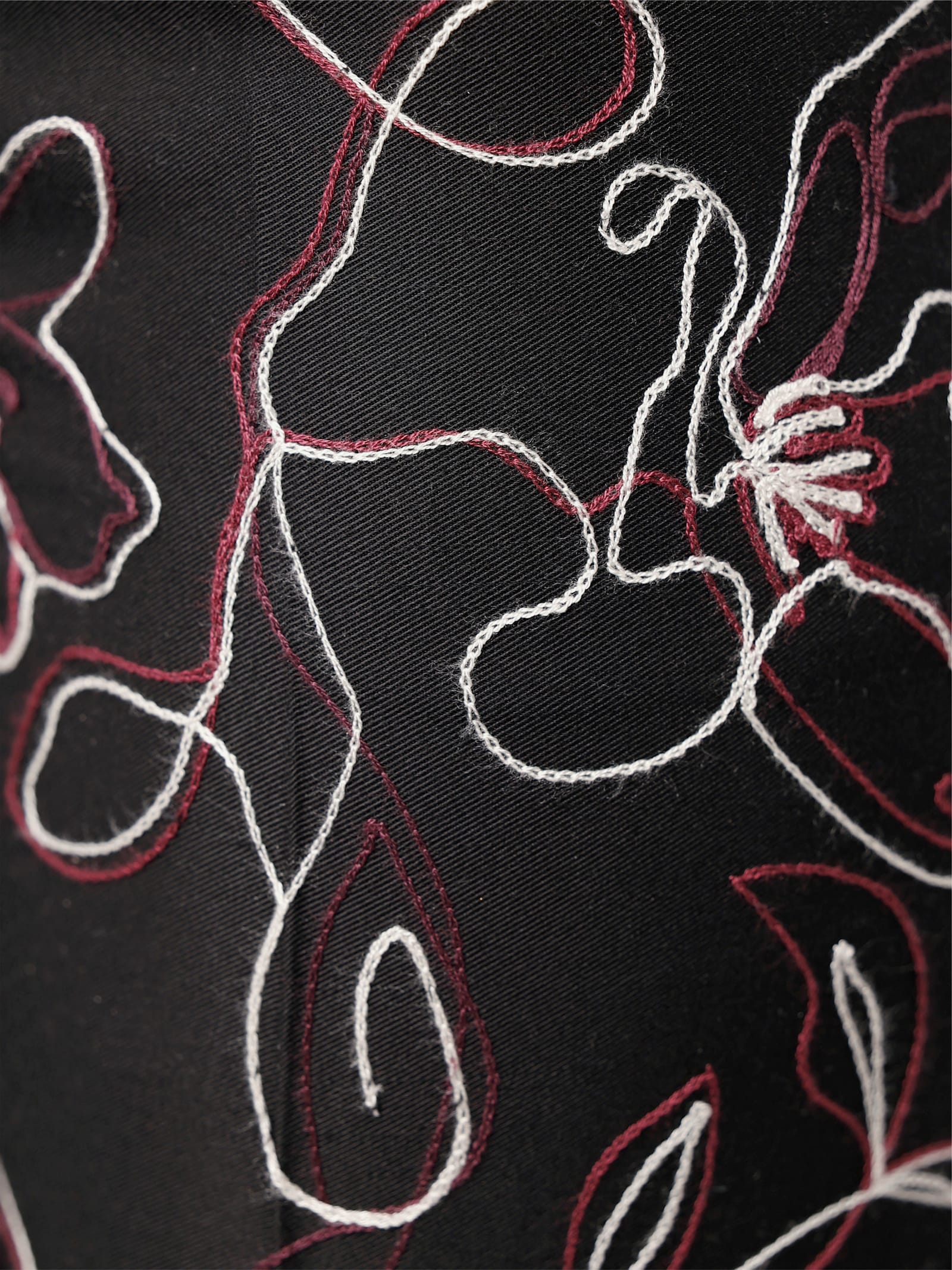 Hose mit aufwendiger Stickerei - schwarz-burgund-gemustert