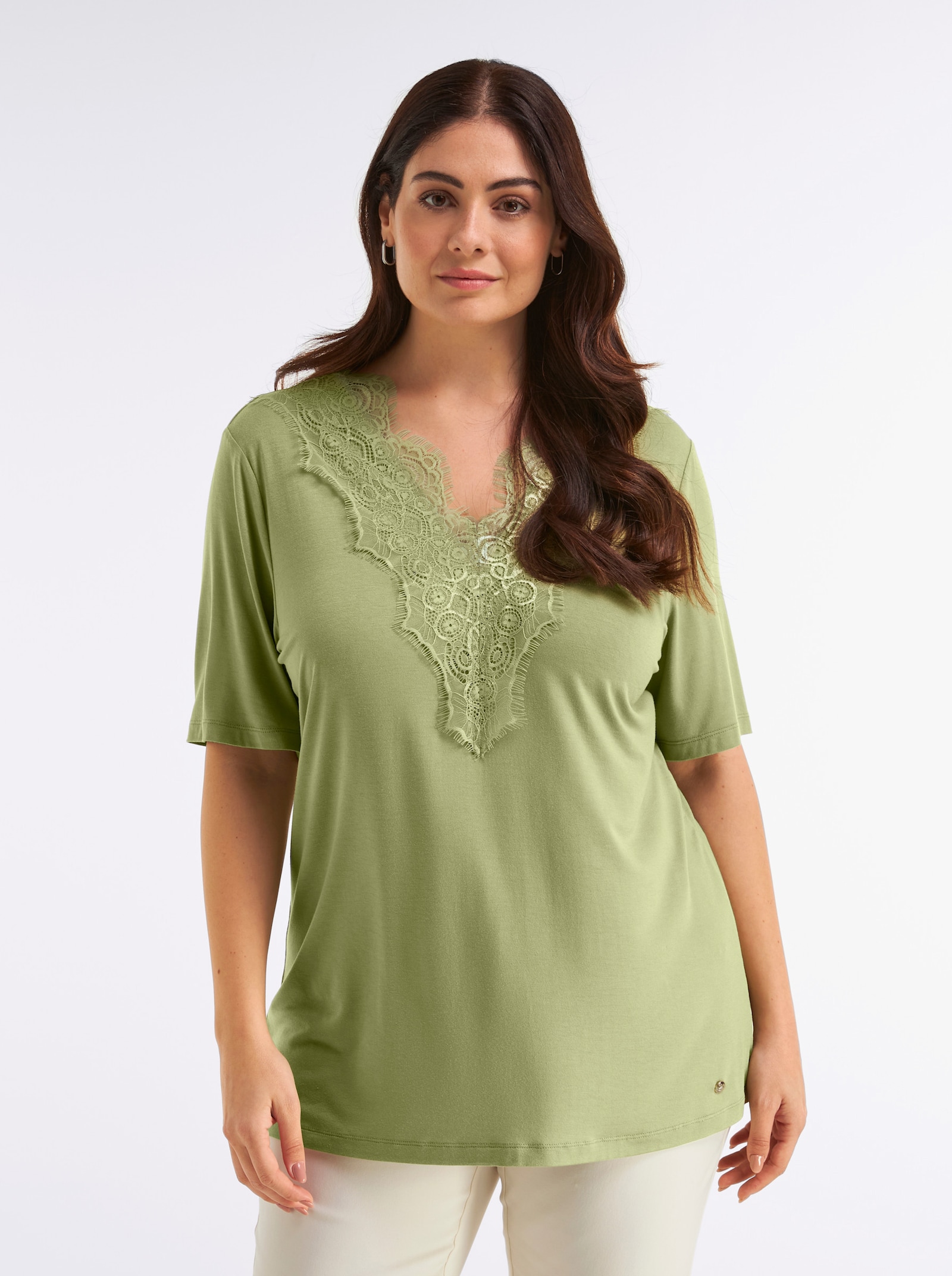 sheego Kanten shirt met diepe V-hals aan beide zijden - rietgroen