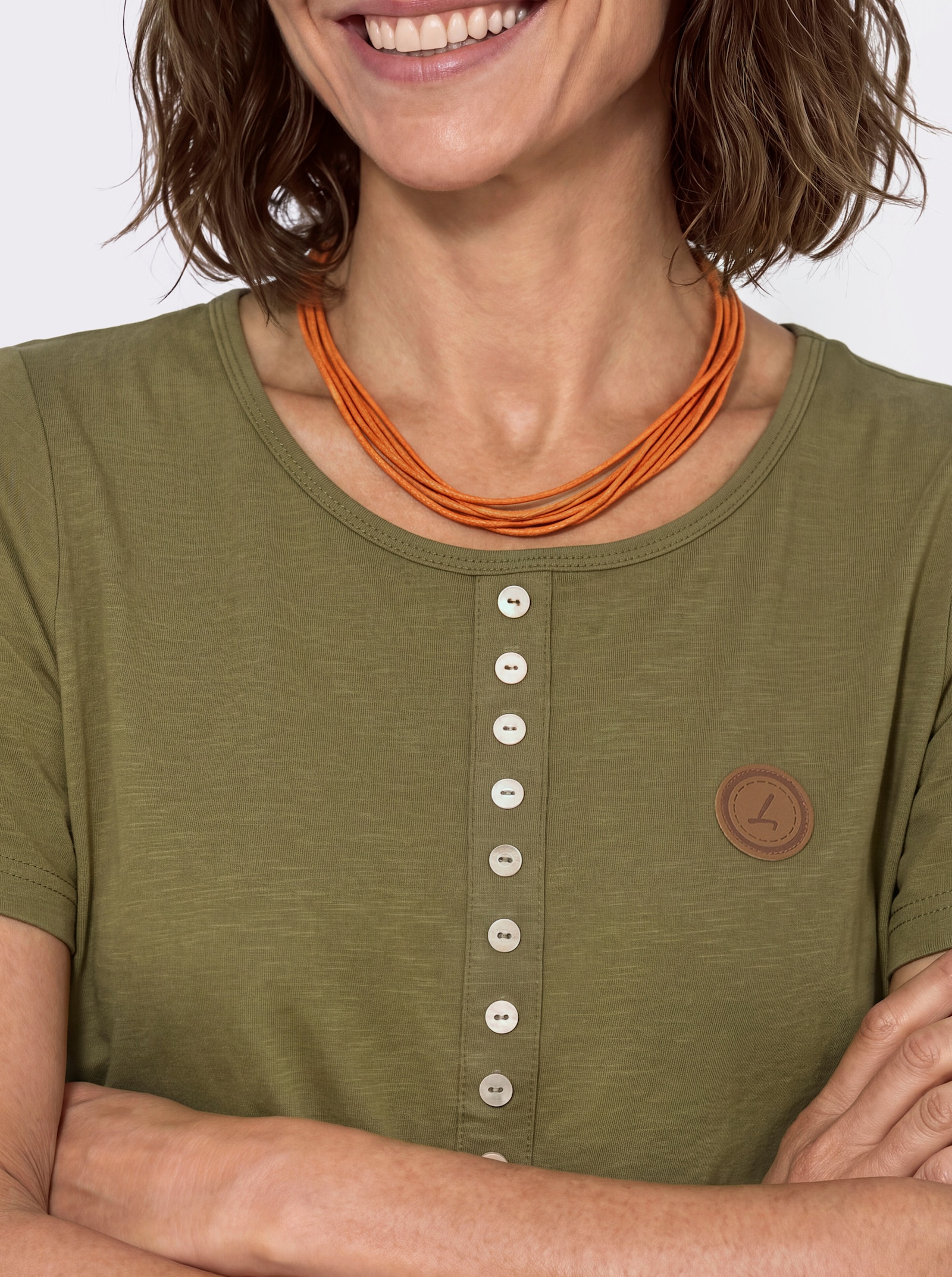 Kurzarmshirt mit Knöpfen in Perlmutt-Optik - oliv